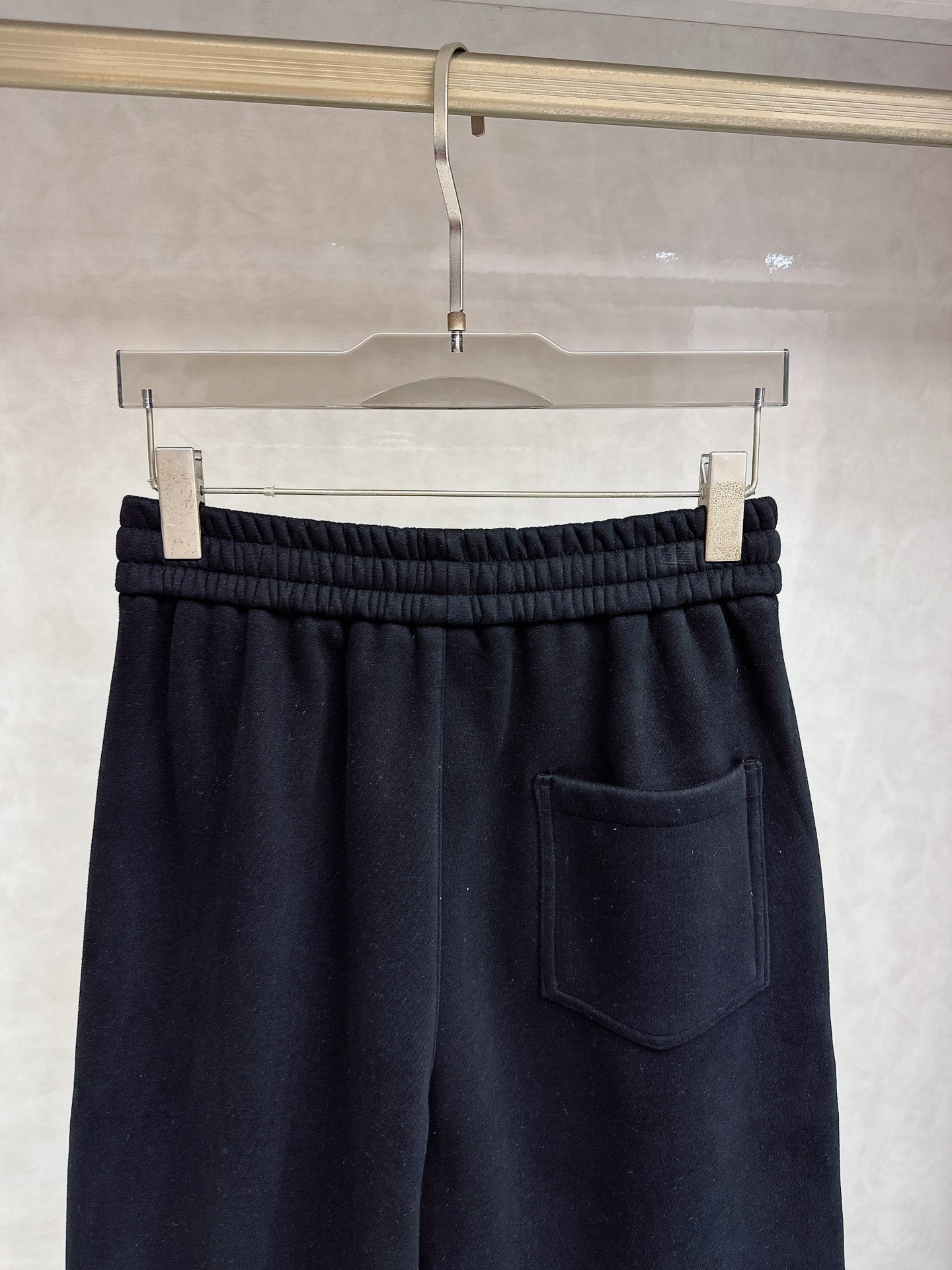 Lulu🔥🔥冬季新款休闲裤，采用优质纯棉加绒面料，手感柔软舒适，保暖性强，采用皮牌点缀，低调奢华，超级好