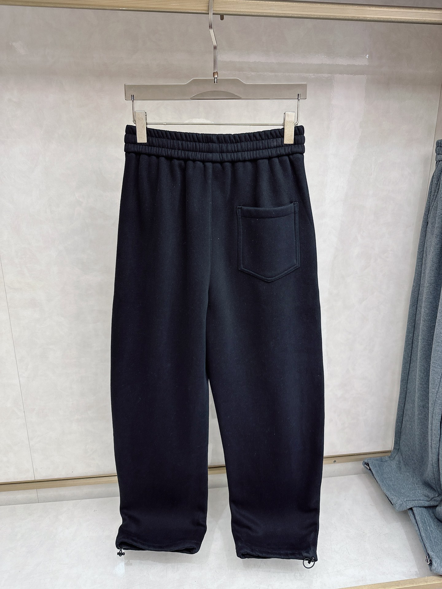 Lulu🔥🔥冬季新款休闲裤，采用优质纯棉加绒面料，手感柔软舒适，保暖性强，采用皮牌点缀，低调奢华，超级好