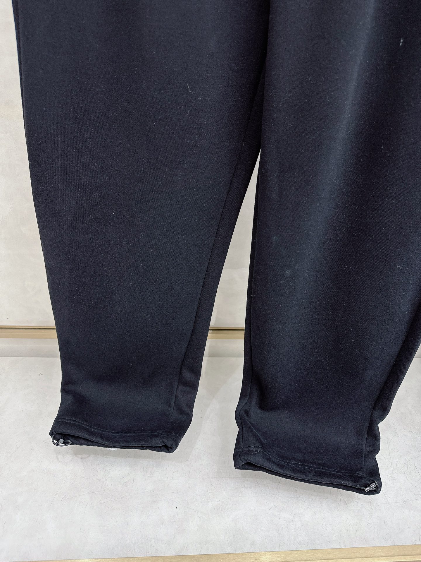 Lulu🔥🔥冬季新款休闲裤，采用优质纯棉加绒面料，手感柔软舒适，保暖性强，采用皮牌点缀，低调奢华，超级好