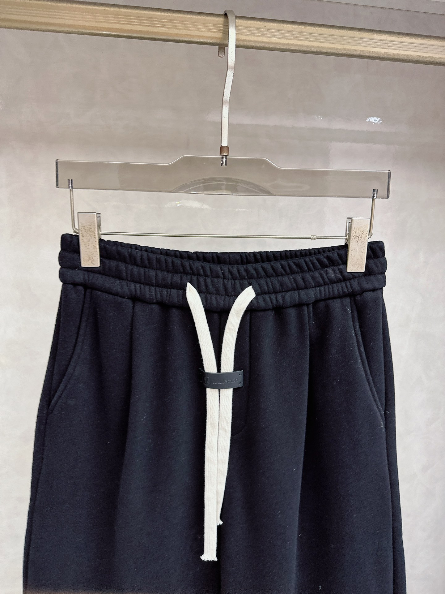 Lulu🔥🔥冬季新款休闲裤，采用优质纯棉加绒面料，手感柔软舒适，保暖性强，采用皮牌点缀，低调奢华，超级好