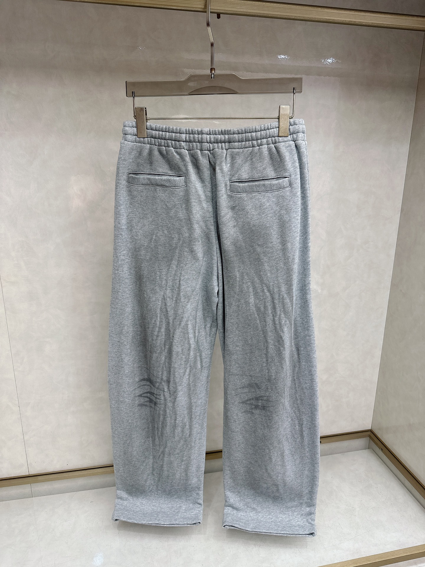 😊 🔥🔥冬季新款休闲裤，采用优质纯棉加绒面料，手感柔软舒适，保暖性强，采用皮牌点缀，低调奢华，超级好看！