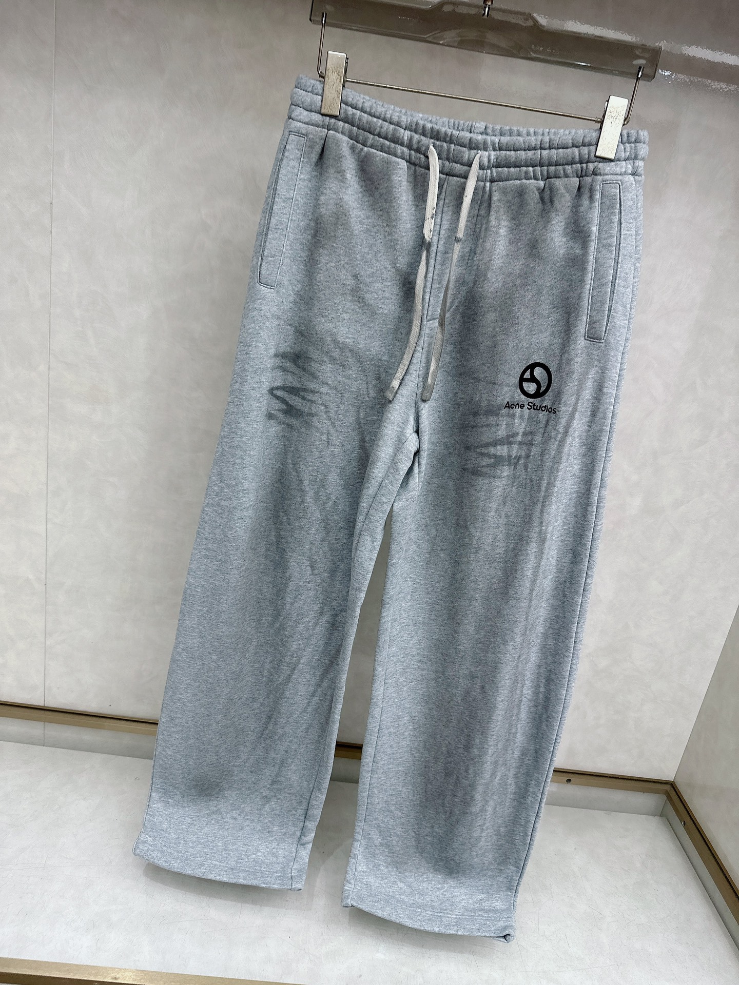 😊 🔥🔥冬季新款休闲裤，采用优质纯棉加绒面料，手感柔软舒适，保暖性强，采用皮牌点缀，低调奢华，超级好看！