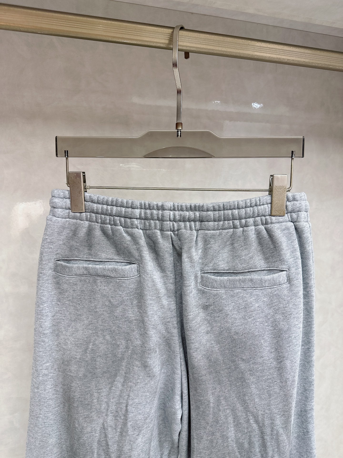 😊 🔥🔥冬季新款休闲裤，采用优质纯棉加绒面料，手感柔软舒适，保暖性强，采用皮牌点缀，低调奢华，超级好看！