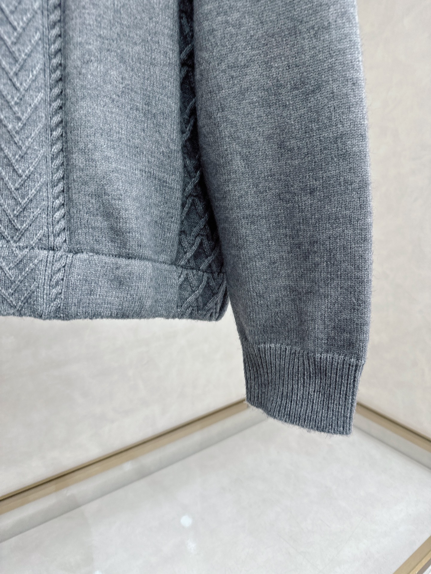 lP🆕🔥🔥新款老钱风休闲针织，触感柔软亲肤，视觉上很精致、有质感、高贵，非常简单也很显品质。独特的中性色