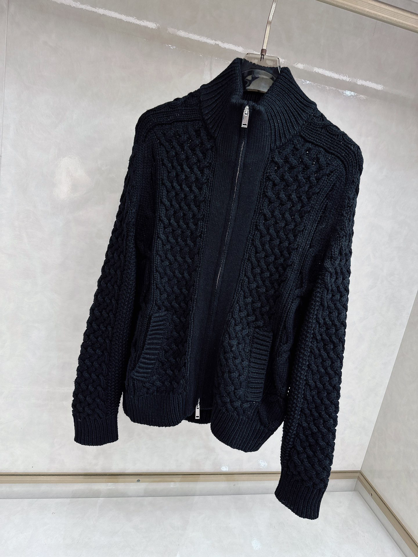 lP🆕🔥🔥新款老钱风休闲针织开衫外套，衣服触感柔软亲肤，视觉上很精致、有质感、高贵，非常简单也很显品质。