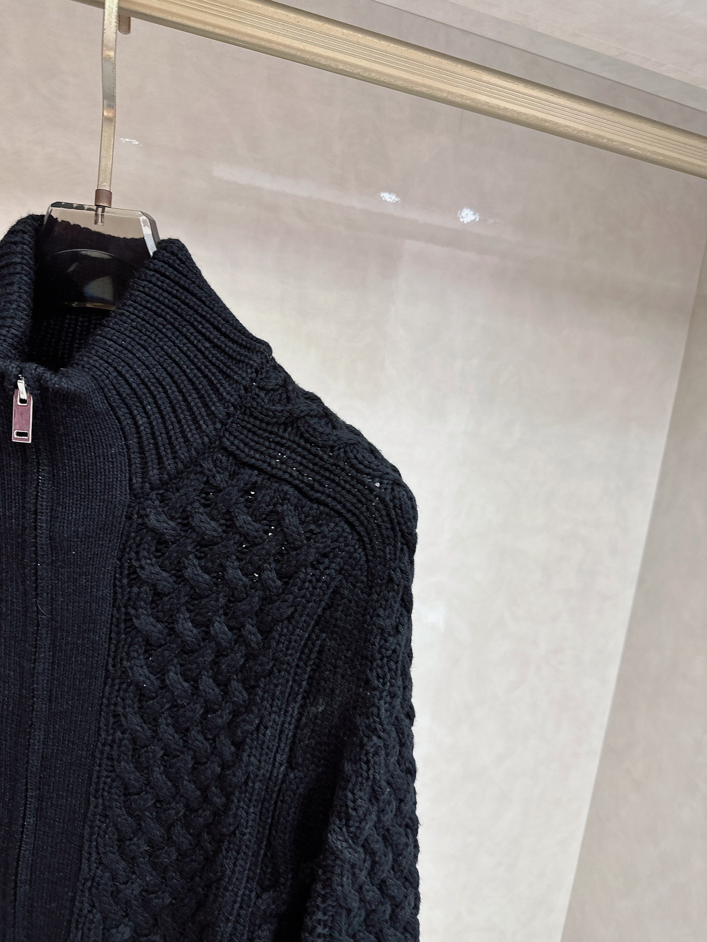 lP🆕🔥🔥新款老钱风休闲针织开衫外套，衣服触感柔软亲肤，视觉上很精致、有质感、高贵，非常简单也很显品质。