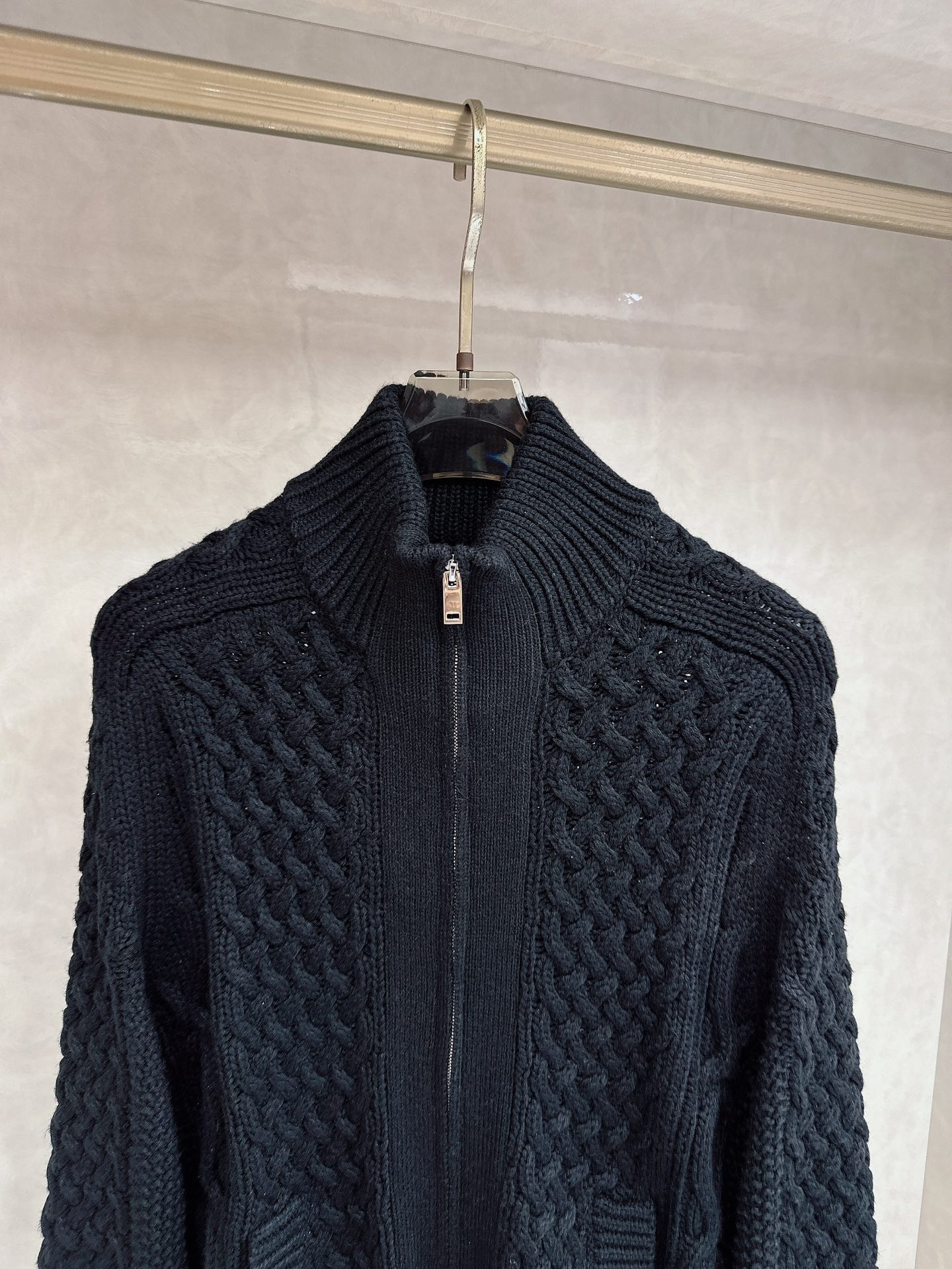 lP🆕🔥🔥新款老钱风休闲针织开衫外套，衣服触感柔软亲肤，视觉上很精致、有质感、高贵，非常简单也很显品质。