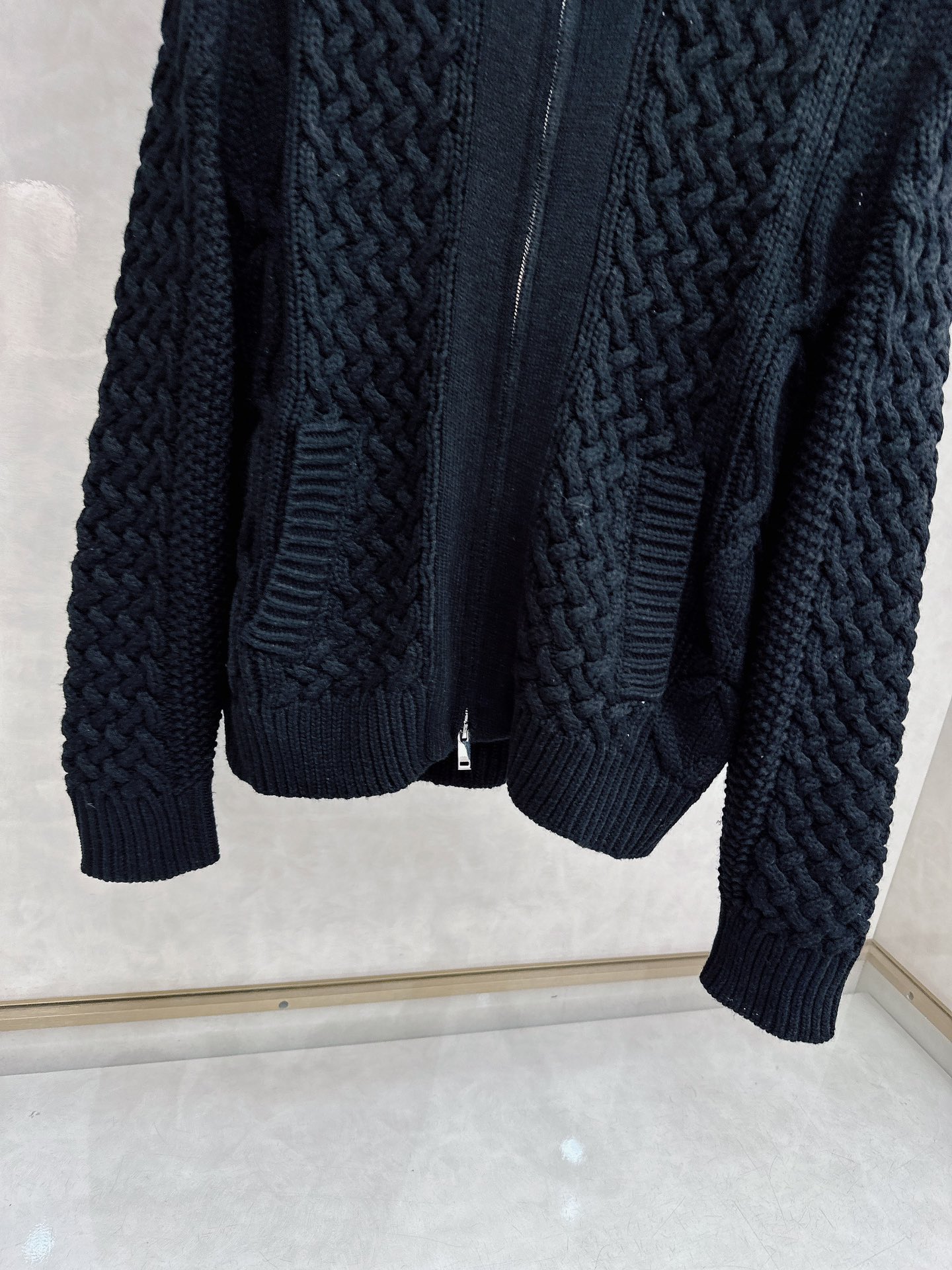 lP🆕🔥🔥新款老钱风休闲针织开衫外套，衣服触感柔软亲肤，视觉上很精致、有质感、高贵，非常简单也很显品质。