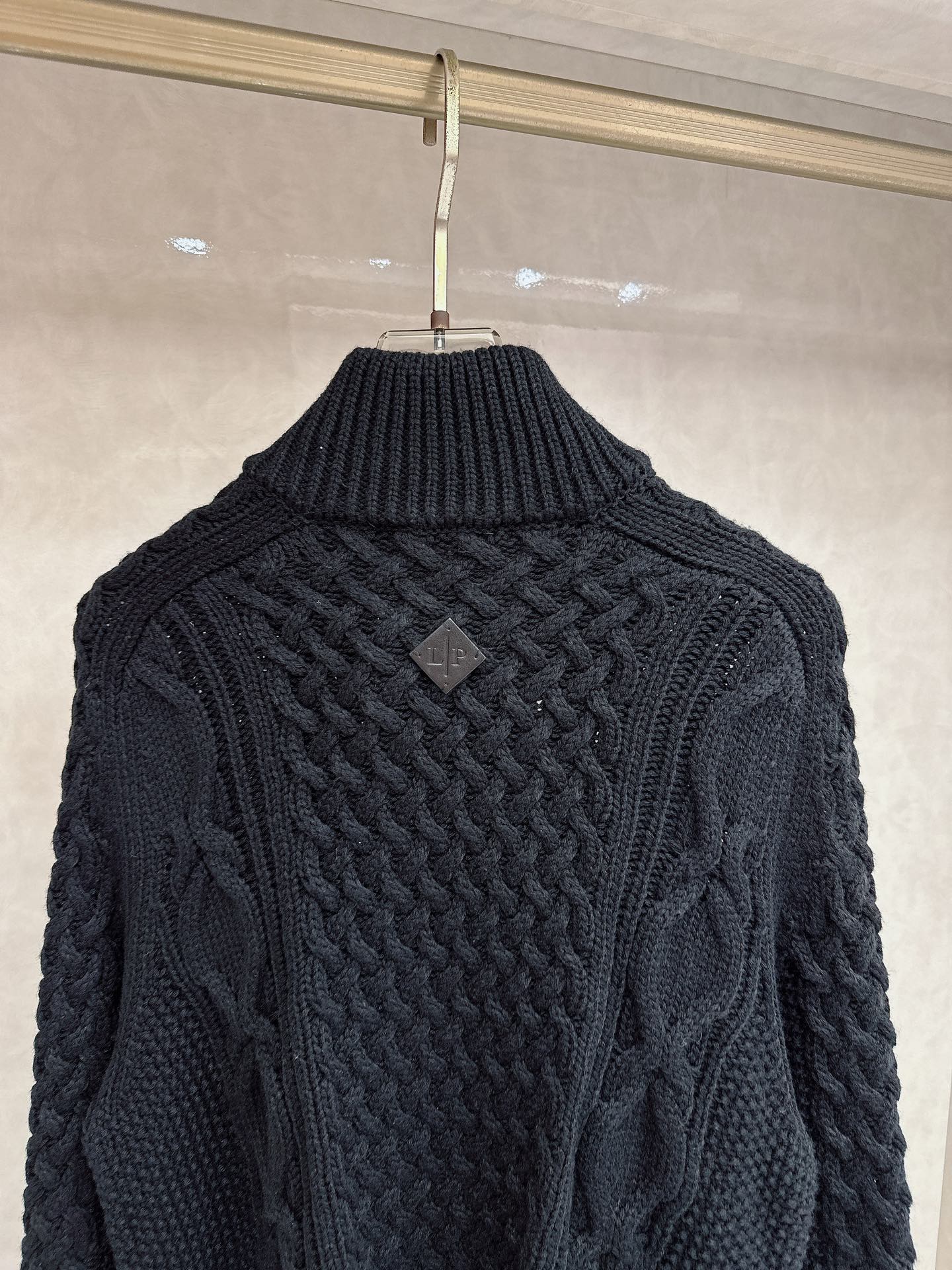 lP🆕🔥🔥新款老钱风休闲针织开衫外套，衣服触感柔软亲肤，视觉上很精致、有质感、高贵，非常简单也很显品质。