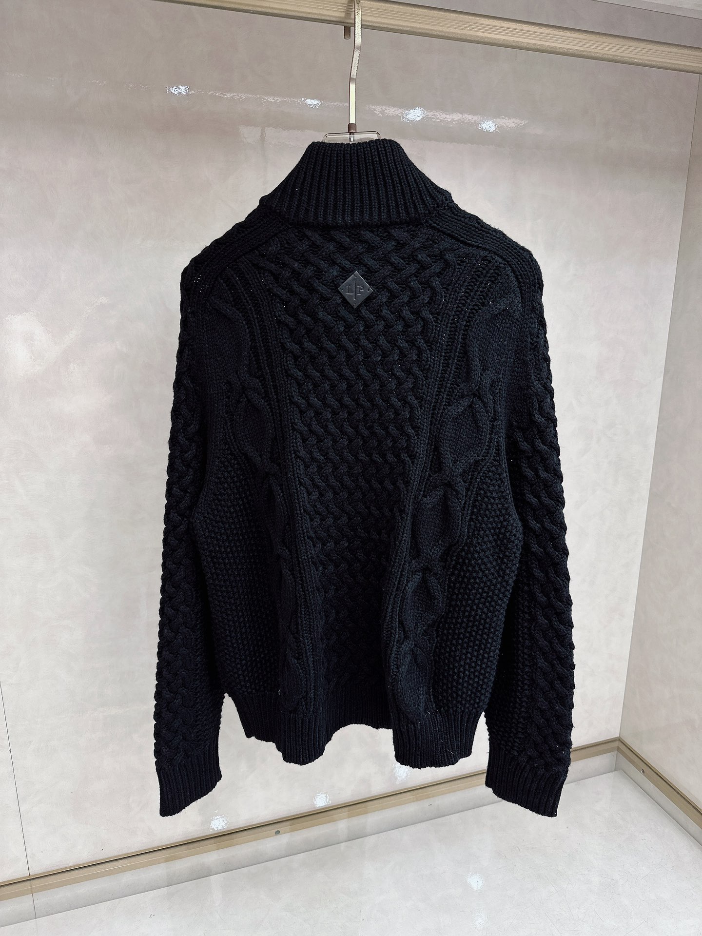 lP🆕🔥🔥新款老钱风休闲针织开衫外套，衣服触感柔软亲肤，视觉上很精致、有质感、高贵，非常简单也很显品质。