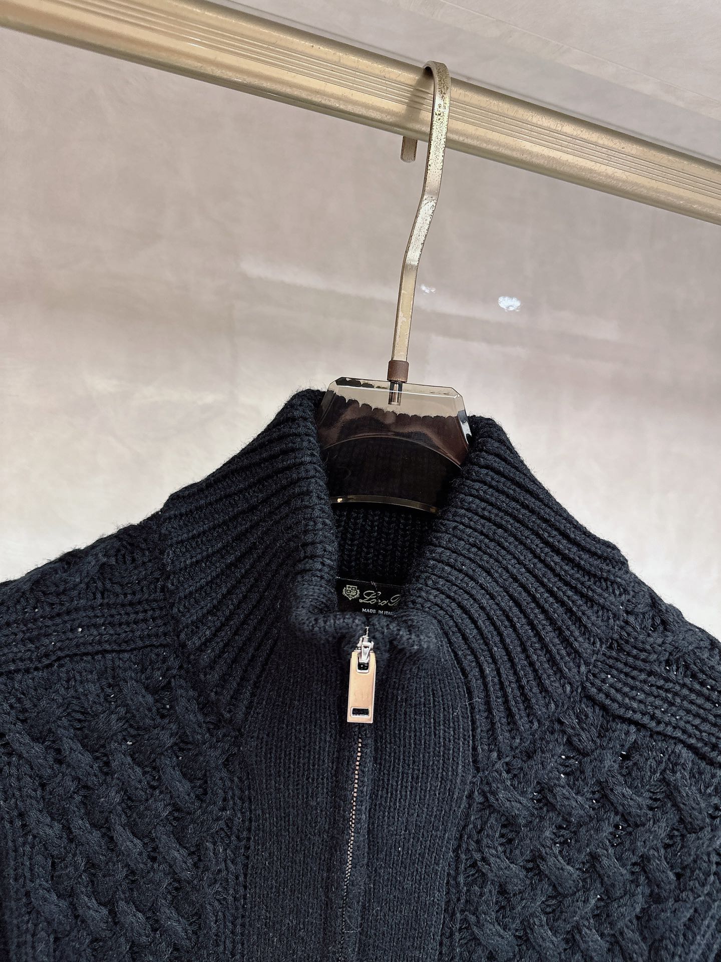 lP🆕🔥🔥新款老钱风休闲针织开衫外套，衣服触感柔软亲肤，视觉上很精致、有质感、高贵，非常简单也很显品质。