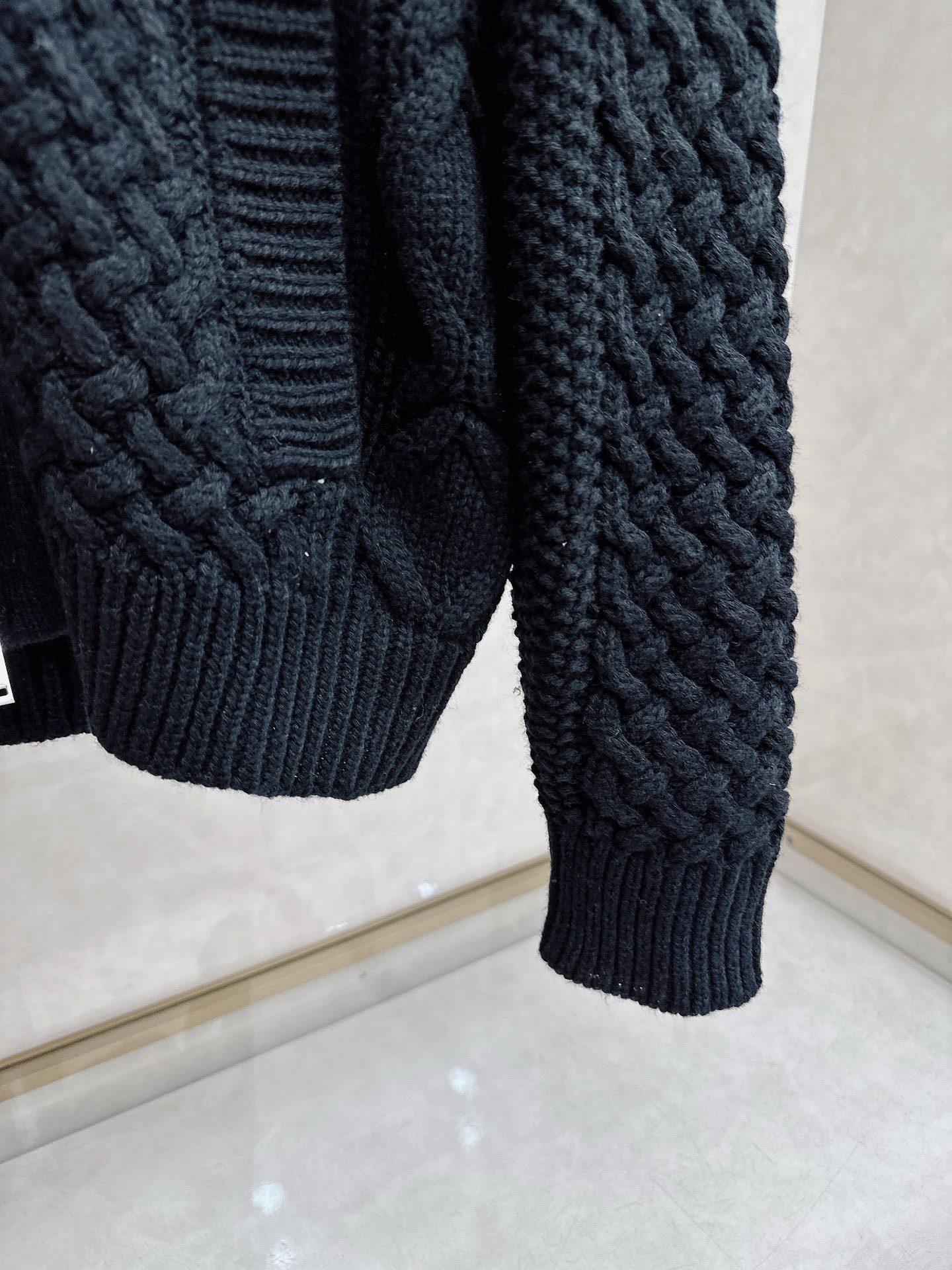 lP🆕🔥🔥新款老钱风休闲针织开衫外套，衣服触感柔软亲肤，视觉上很精致、有质感、高贵，非常简单也很显品质。