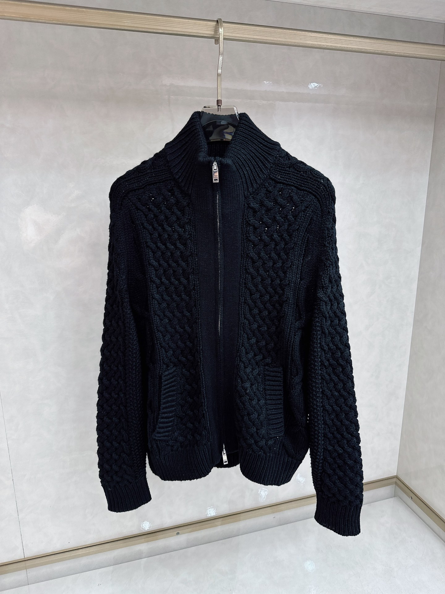 lP🆕🔥🔥新款老钱风休闲针织开衫外套，衣服触感柔软亲肤，视觉上很精致、有质感、高贵，非常简单也很显品质。