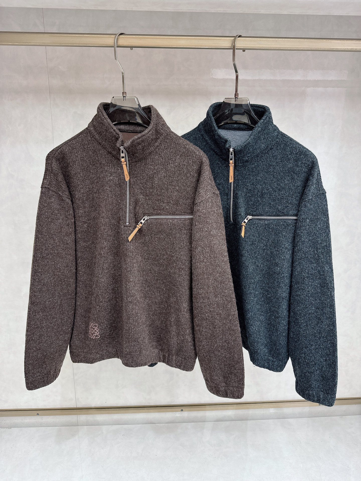 NO:661075,Luo Yiwei's new wool stand-up collar zipper sweater is comfortable on the upper body and does not matter the figure. It is the same style for men and women. It is the most beautiful couple's clothing in autumn and winter. It is a must-have in autumn and winter and can be matched with everything. It is fashionable and fashionable. Dear friends, you deserve it!  Size M-XL,,loewe,sweaters, 19860909罗意威新款羊毛立领拉链毛衣,上身舒适,不挑身材 男女同款,秋冬毛衣,是今年最好看的情侣装,秋冬必备百搭不出错,洋气又时髦,亲爱的们值得拥有！ 尺码M-XL,,loewe,sweaters, ,Men's clothing