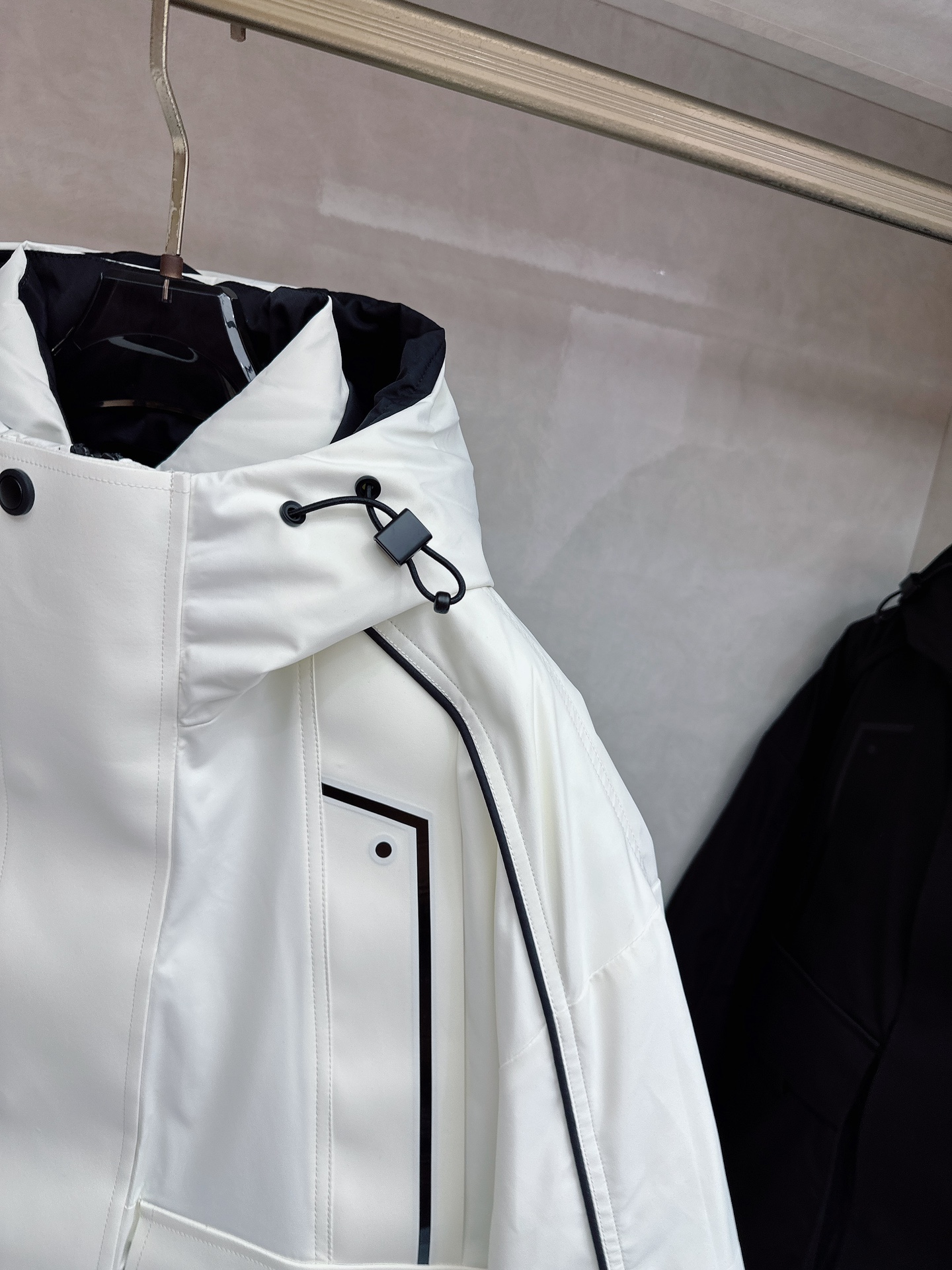 始祖鸟羽绒服滑雪服限定款 不愧是羽绒服颜值天花板，这样的高品质绒料无论从蓬松度、回弹性，保暖系数，都是足