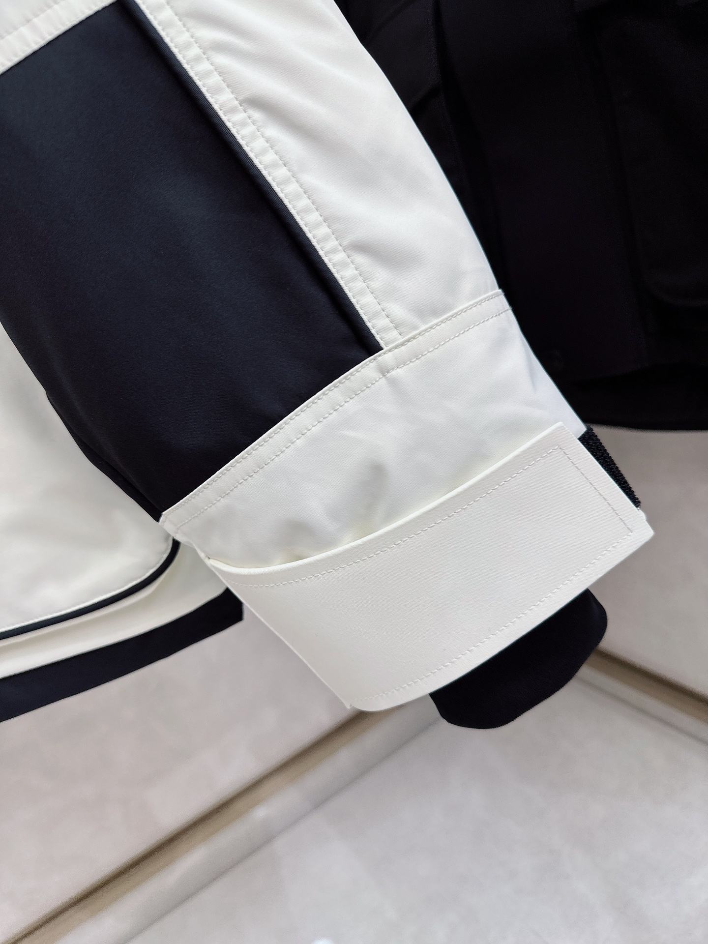 始祖鸟羽绒服滑雪服限定款 不愧是羽绒服颜值天花板，这样的高品质绒料无论从蓬松度、回弹性，保暖系数，都是足