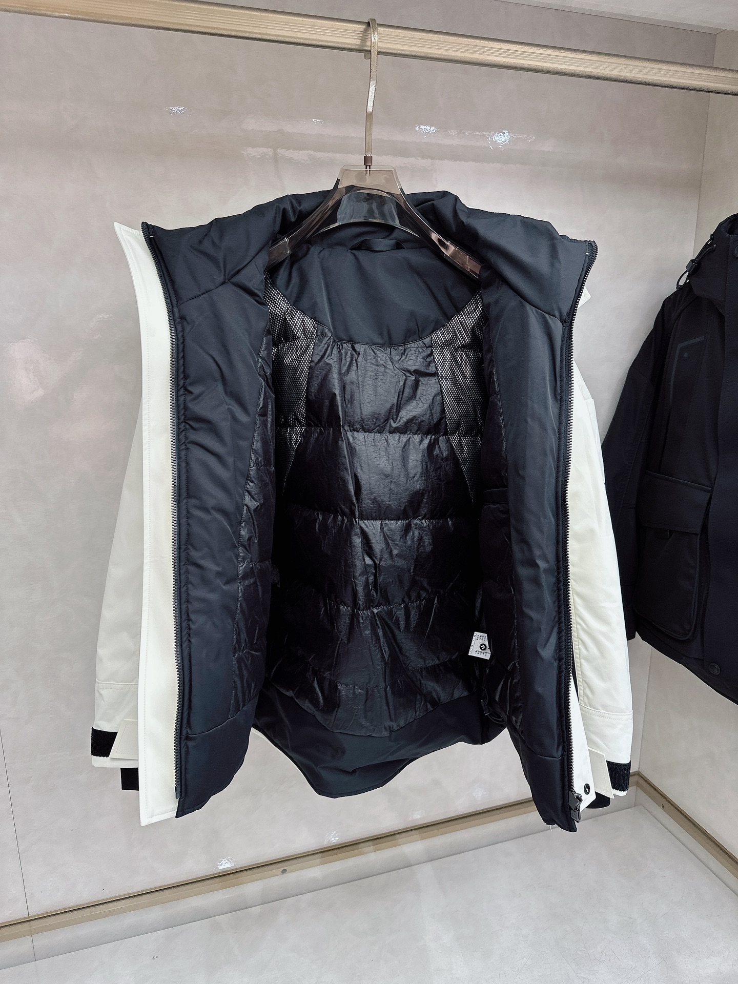 始祖鸟羽绒服滑雪服限定款 不愧是羽绒服颜值天花板，这样的高品质绒料无论从蓬松度、回弹性，保暖系数，都是足