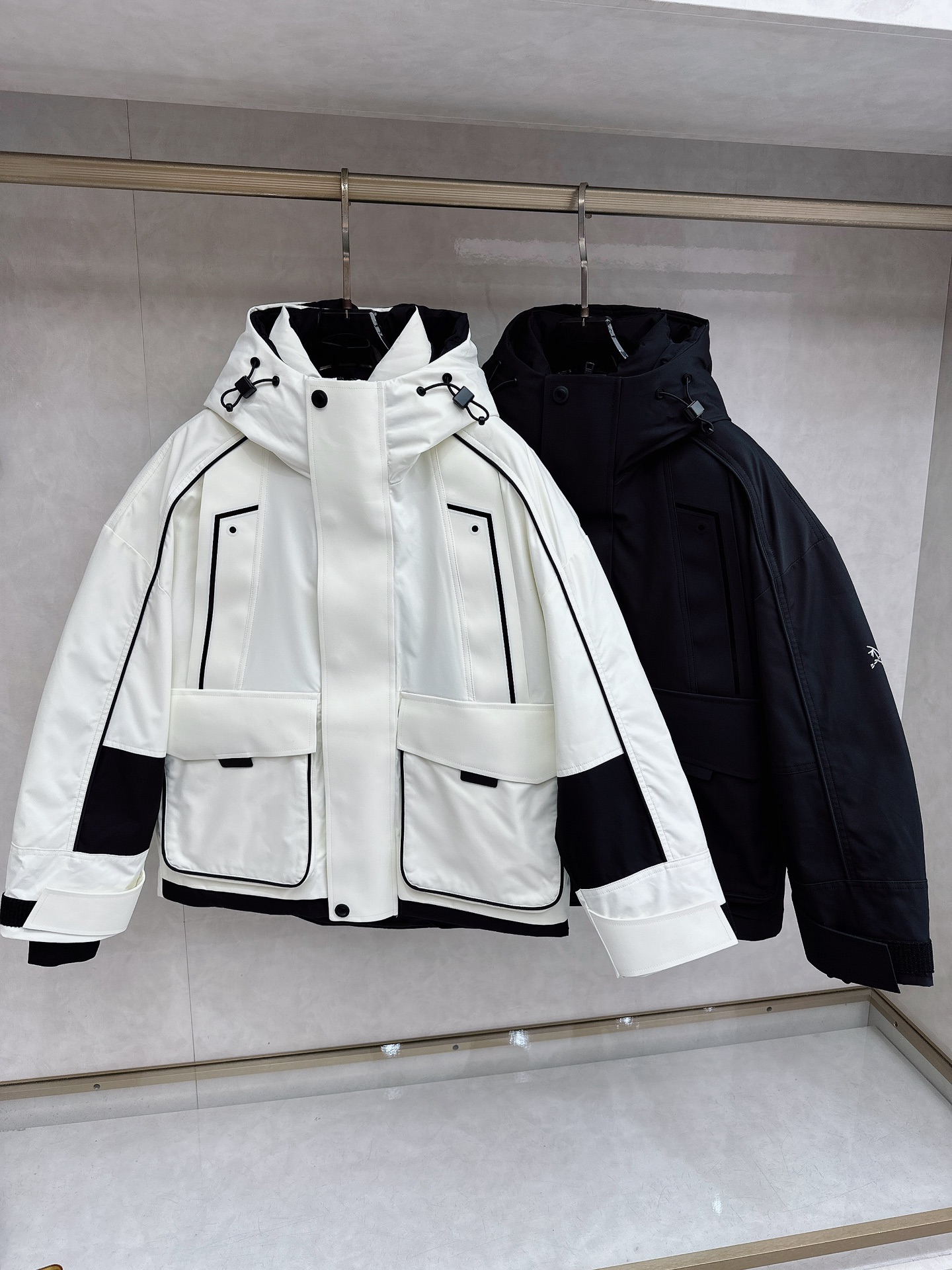 始祖鸟羽绒服滑雪服限定款 不愧是羽绒服颜值天花板，这样的高品质绒料无论从蓬松度、回弹性，保暖系数，都是足