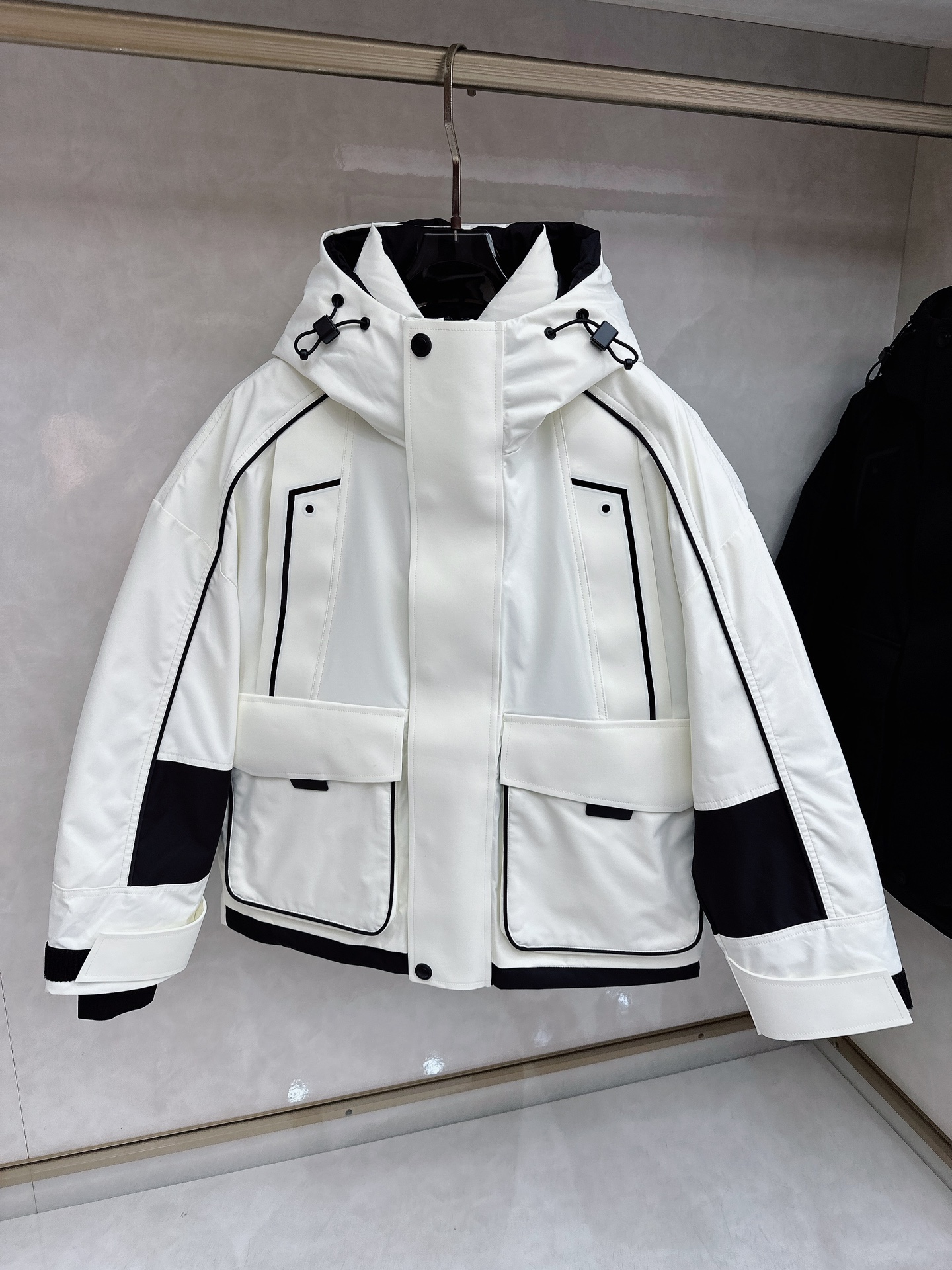 始祖鸟羽绒服滑雪服限定款 不愧是羽绒服颜值天花板，这样的高品质绒料无论从蓬松度、回弹性，保暖系数，都是足