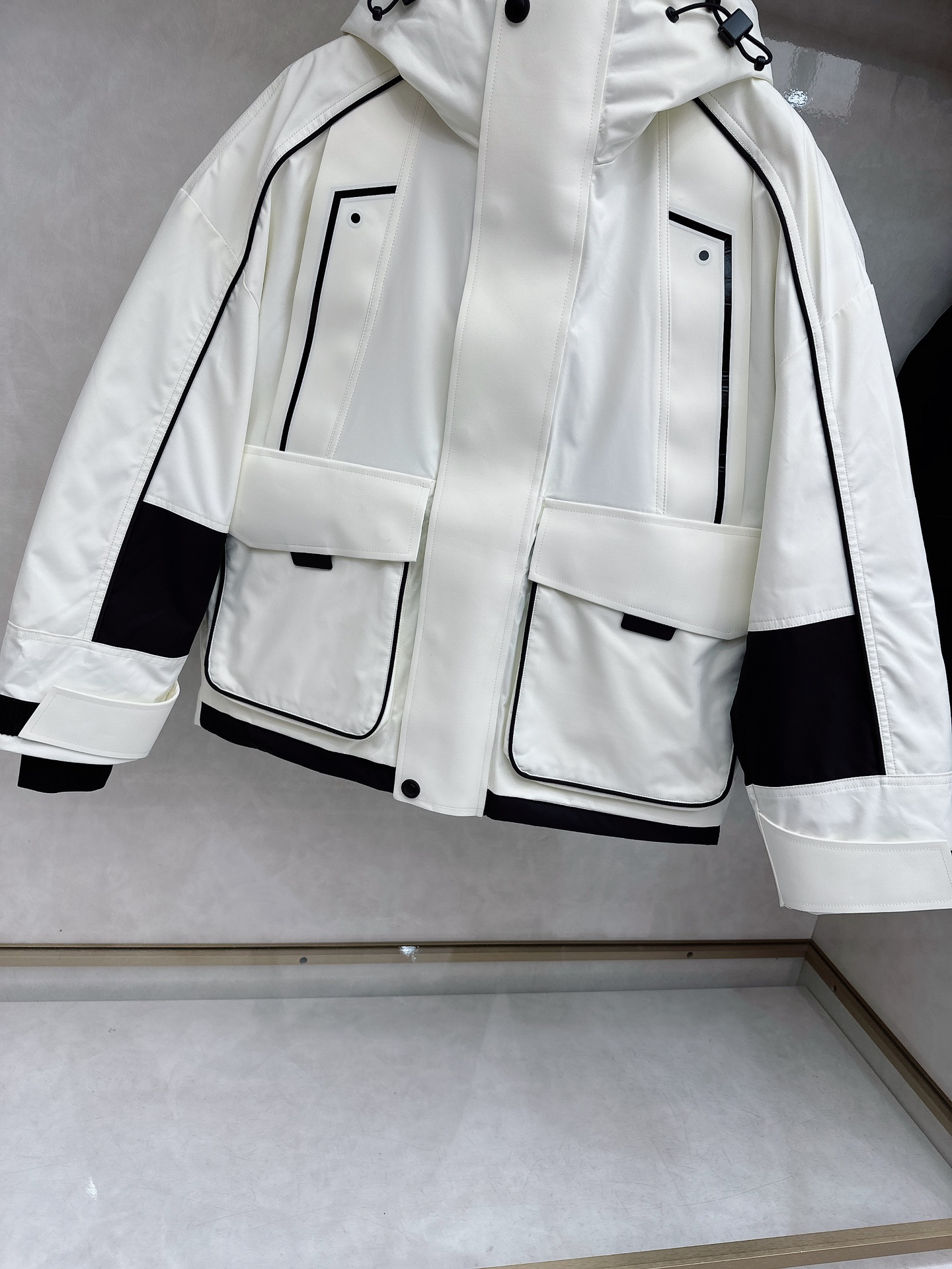 始祖鸟羽绒服滑雪服限定款 不愧是羽绒服颜值天花板，这样的高品质绒料无论从蓬松度、回弹性，保暖系数，都是足