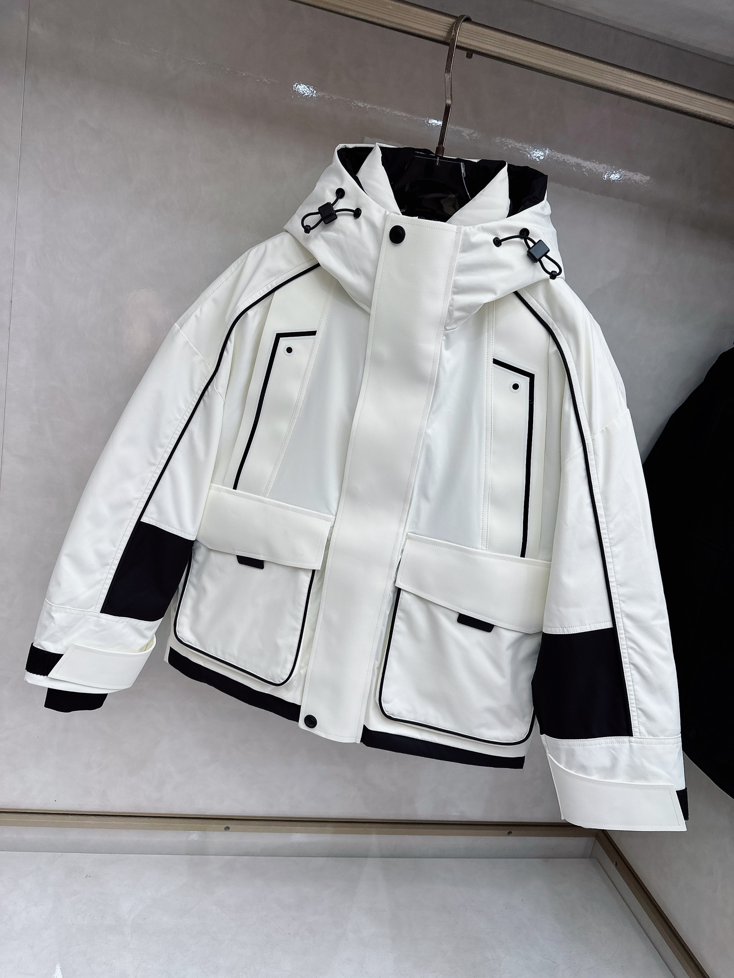 始祖鸟羽绒服滑雪服限定款 不愧是羽绒服颜值天花板，这样的高品质绒料无论从蓬松度、回弹性，保暖系数，都是足