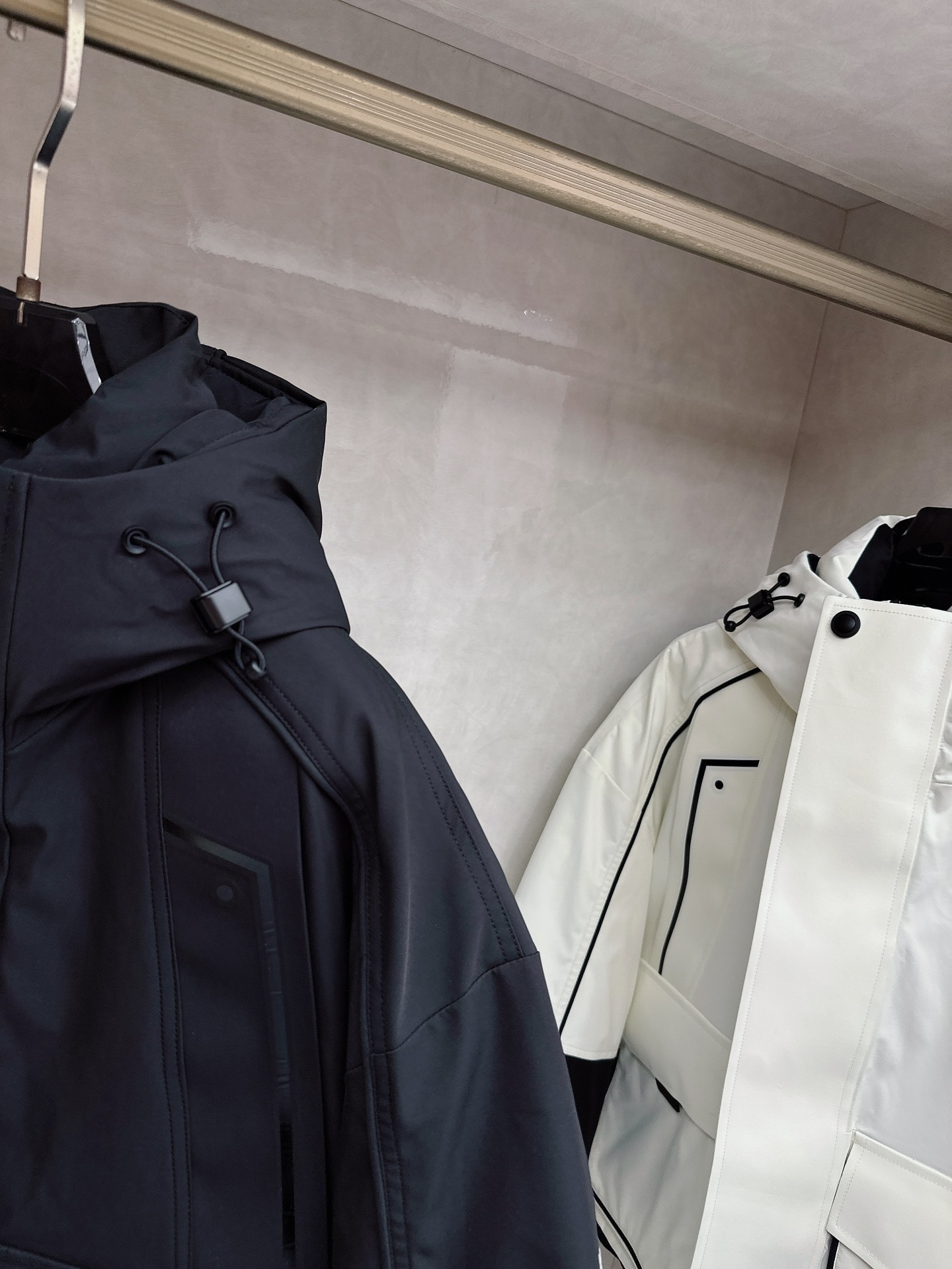 始祖鸟羽绒服滑雪服限定款 不愧是羽绒服颜值天花板，这样的高品质绒料无论从蓬松度、回弹性，保暖系数，都是足