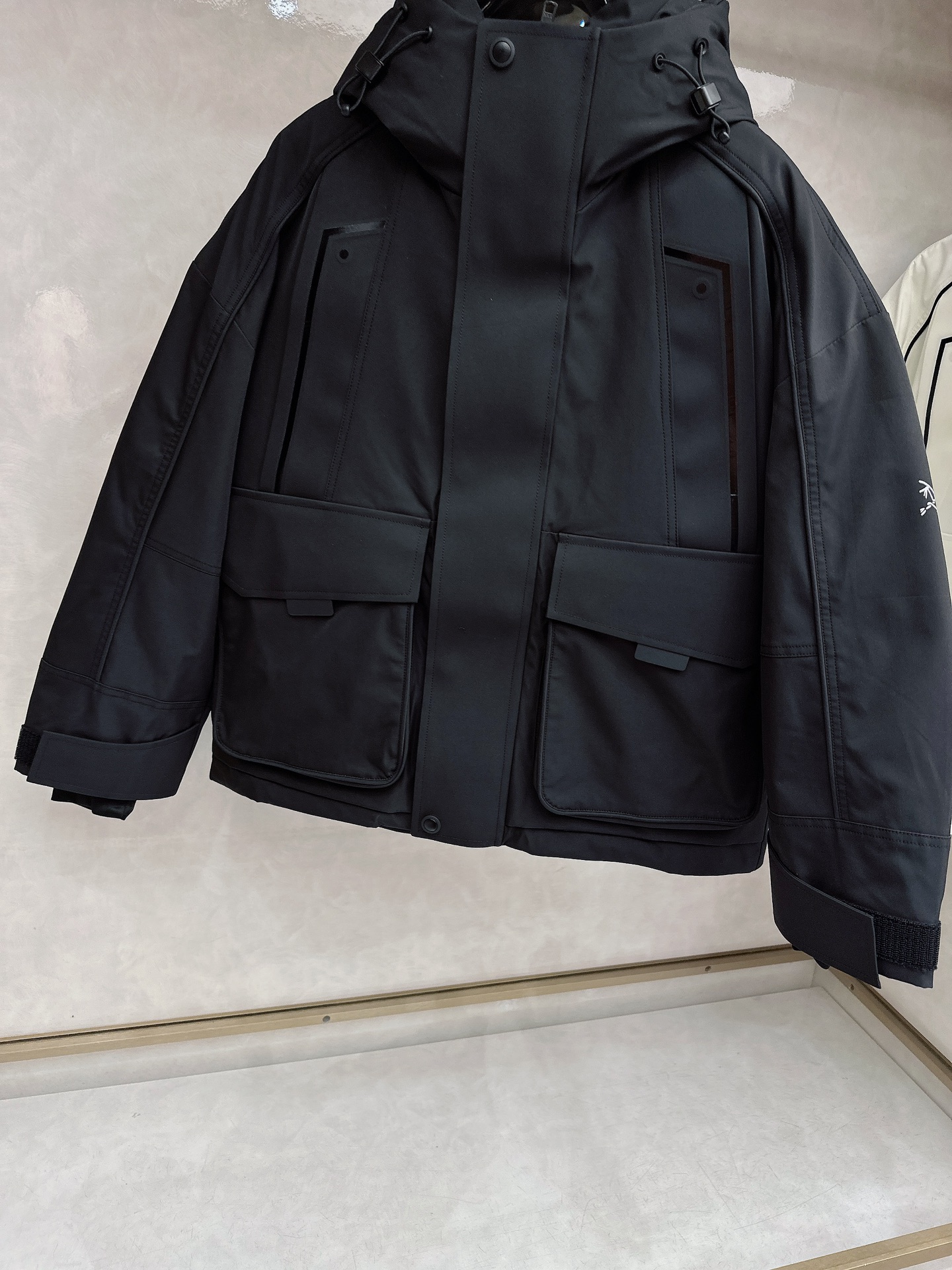 始祖鸟羽绒服滑雪服限定款 不愧是羽绒服颜值天花板，这样的高品质绒料无论从蓬松度、回弹性，保暖系数，都是足