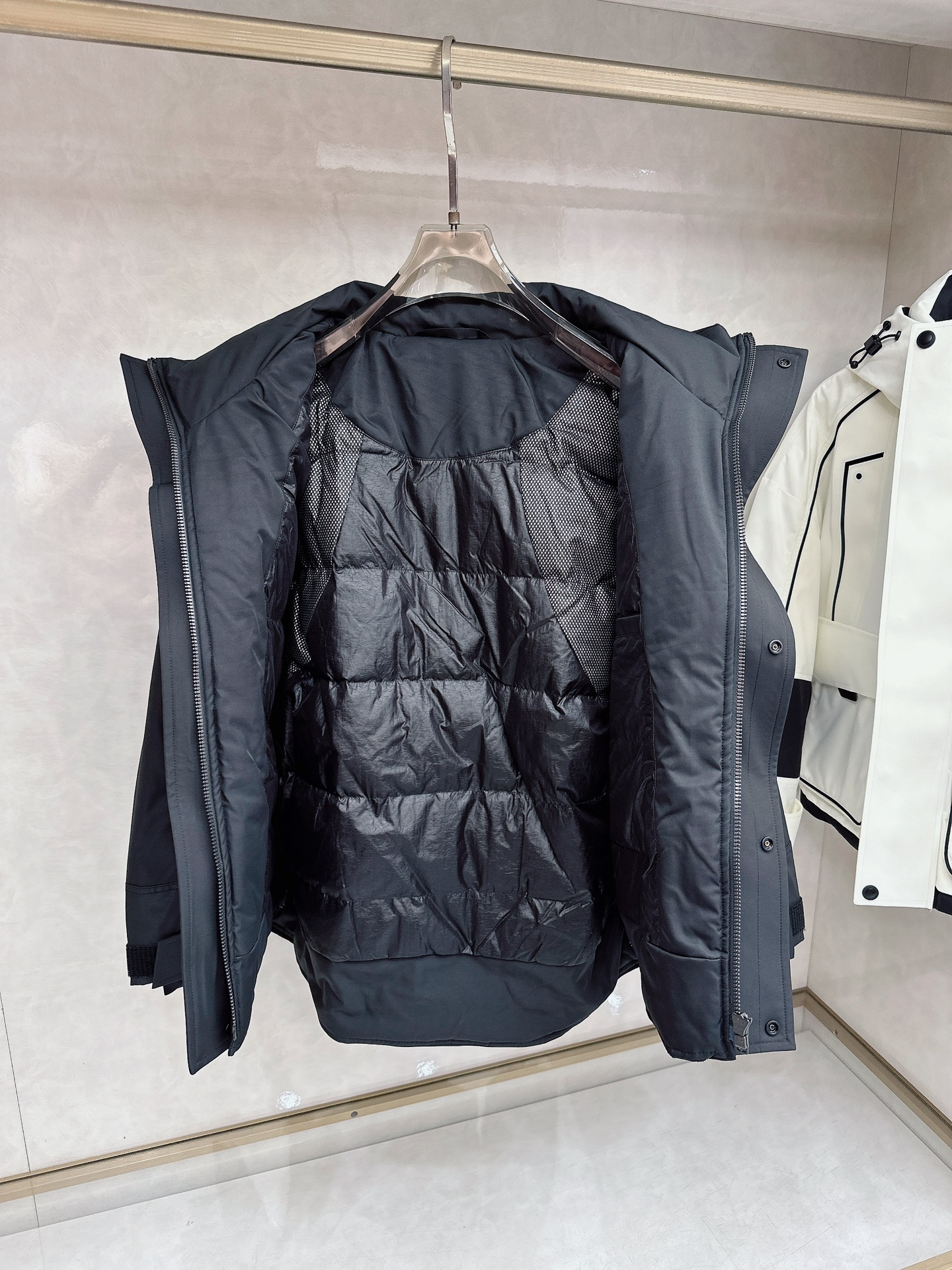 始祖鸟羽绒服滑雪服限定款 不愧是羽绒服颜值天花板，这样的高品质绒料无论从蓬松度、回弹性，保暖系数，都是足