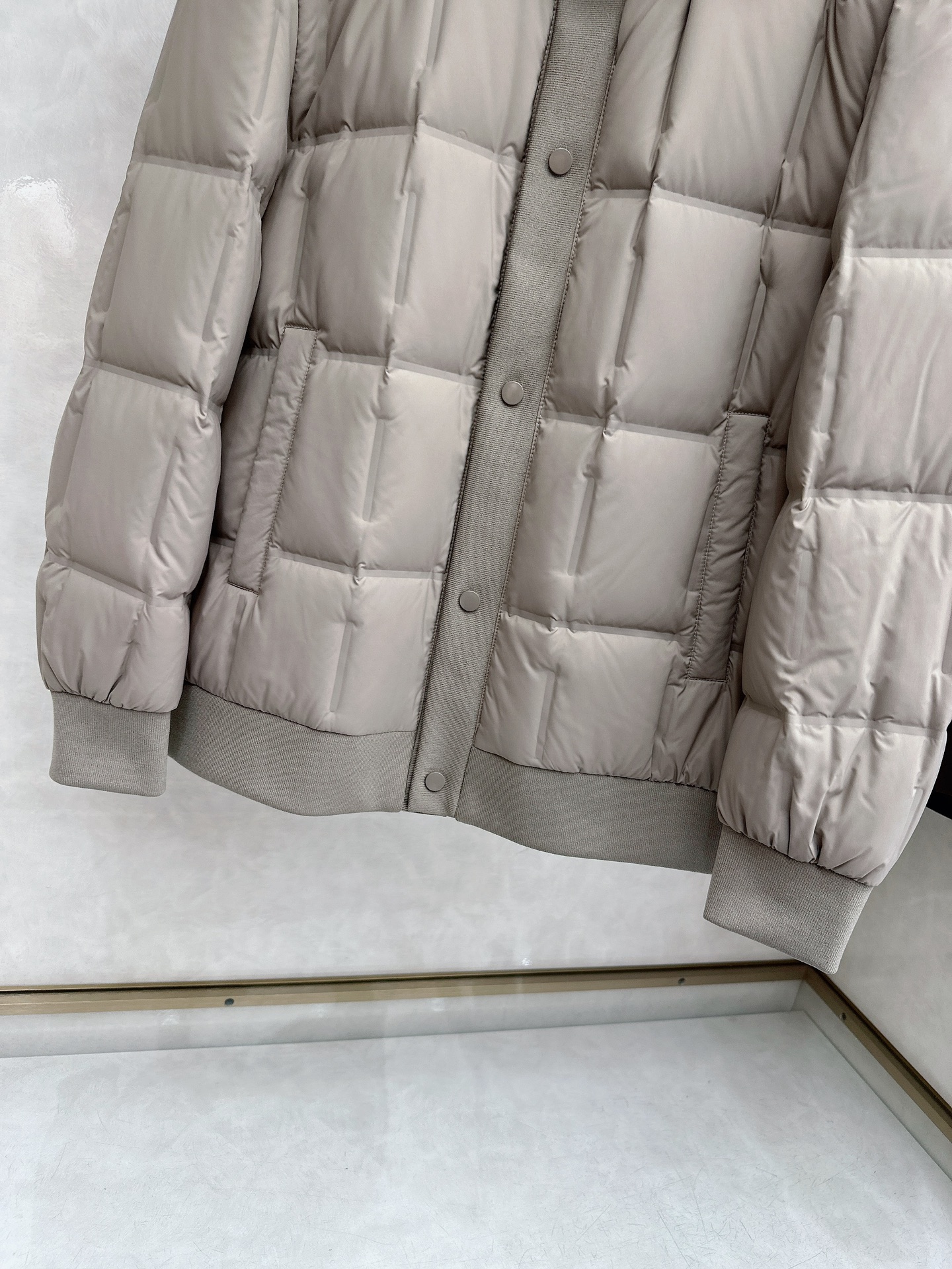 BC 2025 秋冬意式老钱风 /黑色实拍简奢拼毛织翻领方块羽绒服采用防风防雨面料，抗皱立挺有型，抗静电