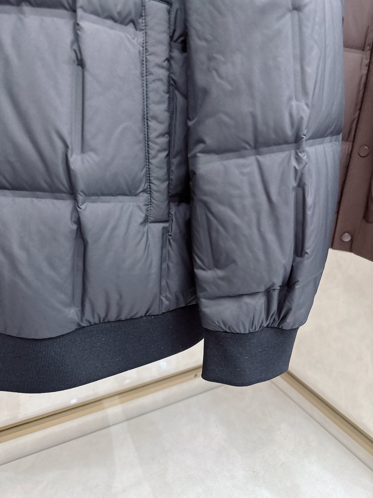 BC 2025 秋冬意式老钱风 /黑色实拍简奢拼毛织翻领方块羽绒服采用防风防雨面料，抗皱立挺有型，抗静电