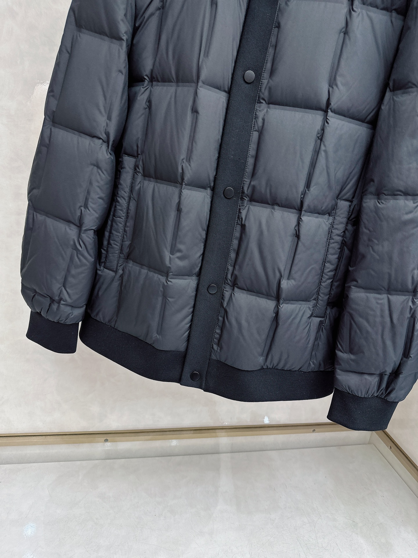 BC 2025 秋冬意式老钱风 /黑色实拍简奢拼毛织翻领方块羽绒服采用防风防雨面料，抗皱立挺有型，抗静电