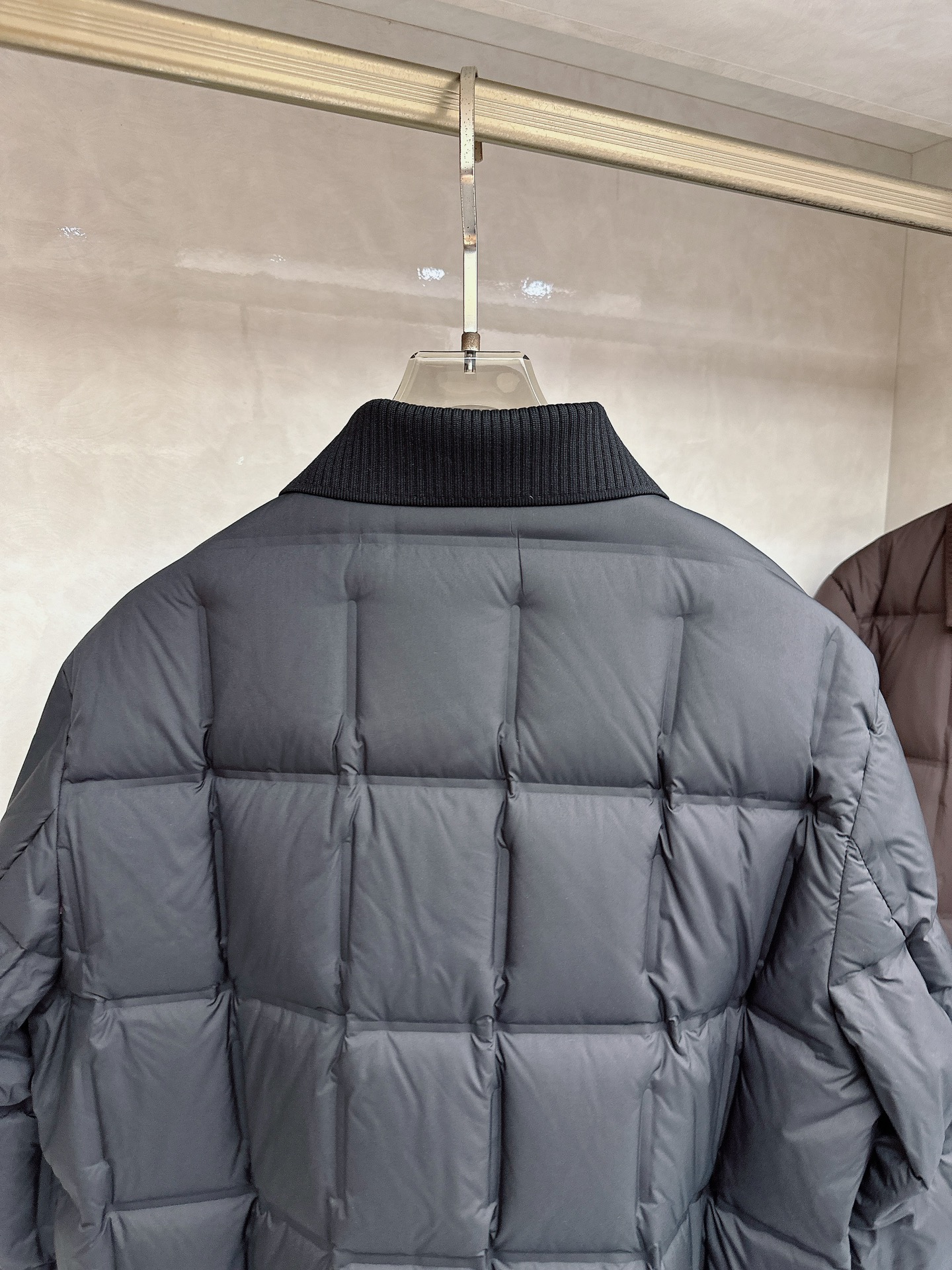 BC 2025 秋冬意式老钱风 /黑色实拍简奢拼毛织翻领方块羽绒服采用防风防雨面料，抗皱立挺有型，抗静电