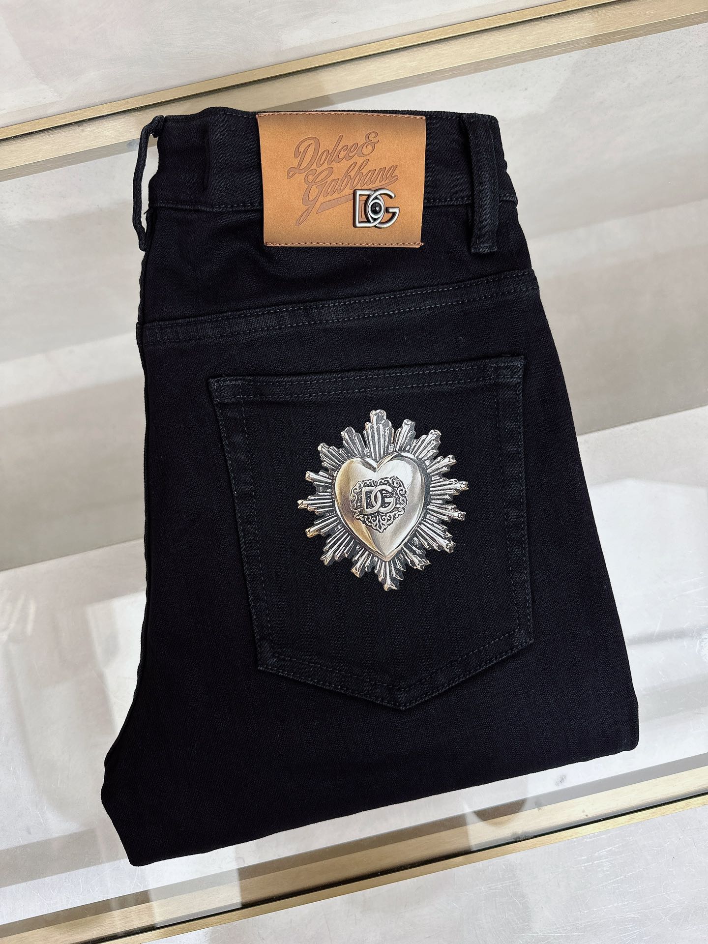 NO:661072,DG's 2025 autumn and winter new styles are on the market, the original hot-selling jeans are super customized, original hardware, super heavy craftsmanship, awesome styles, impeccable details and workmanship!  The styles are not picky, they are very high-end, good stuff waits for no one, if you like it, hurry up and get it, sizes 29-36,,jeans, 19860909DG 2025秋冬新款现货上市,原单爆款牛仔裤超级定制款,原版五金,超级重工工艺,版型超赞细节做工无可挑剔！款式不挑人,特别高档,好货不等人,看中赶紧下手,尺码29-36,,jeans, ,Men's clothing