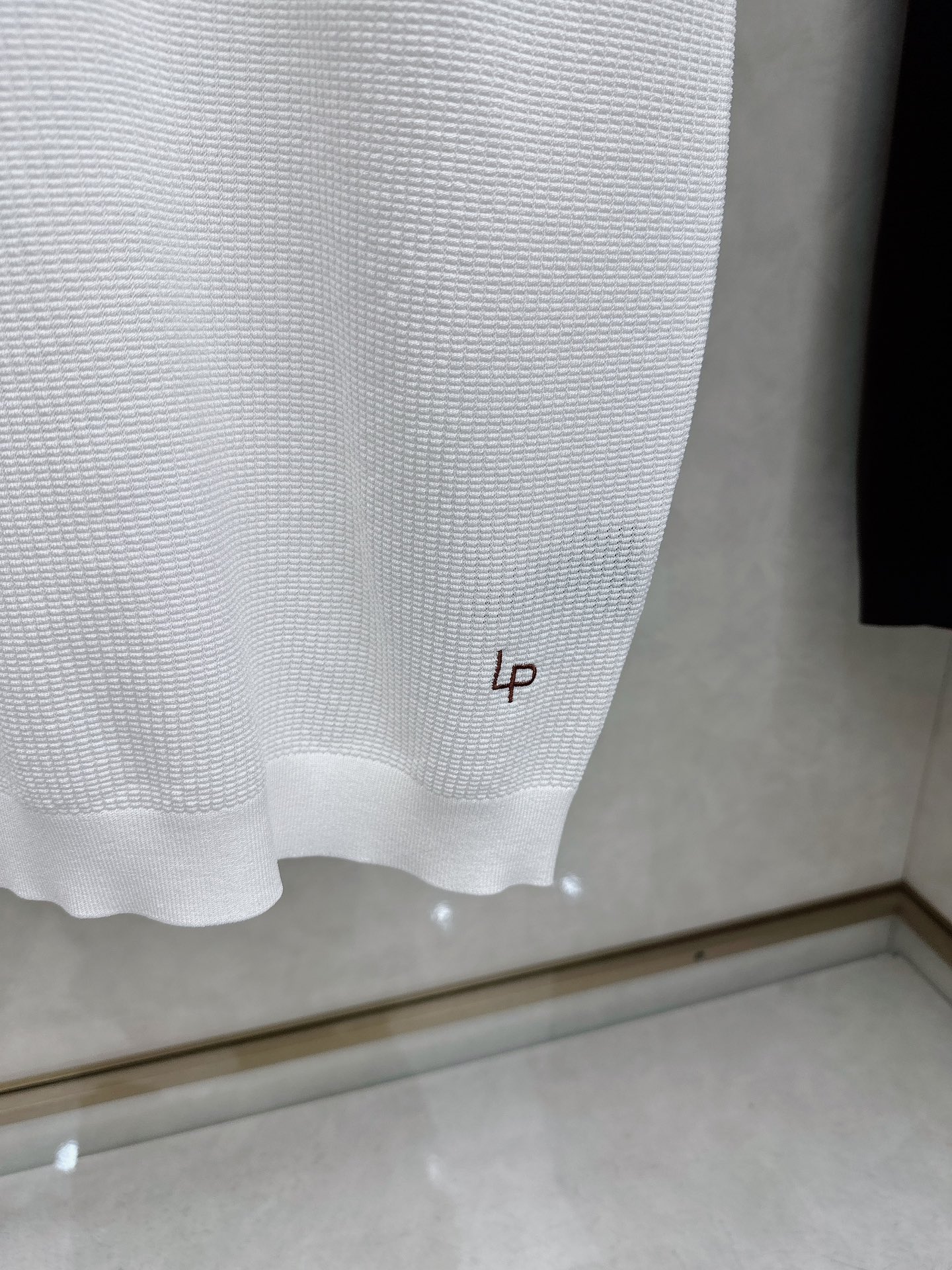 Loro piana 针织翻领Polo衫，意大利工艺镌刻的优雅时尚，优质的材质是时尚的基石。这款Polo