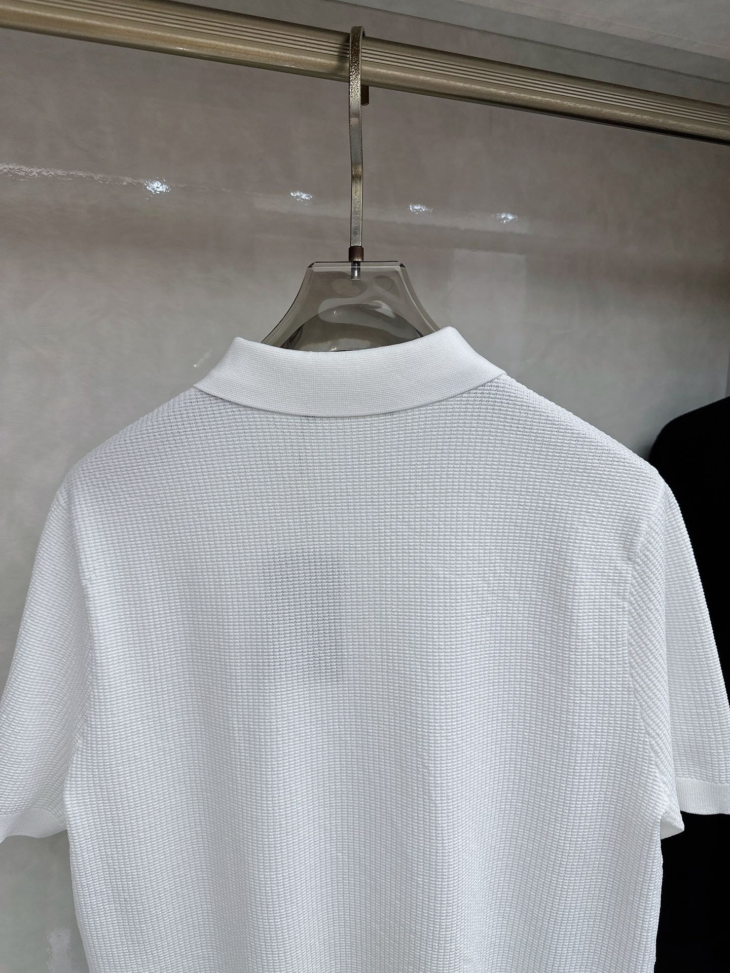 Loro piana 针织翻领Polo衫，意大利工艺镌刻的优雅时尚，优质的材质是时尚的基石。这款Polo