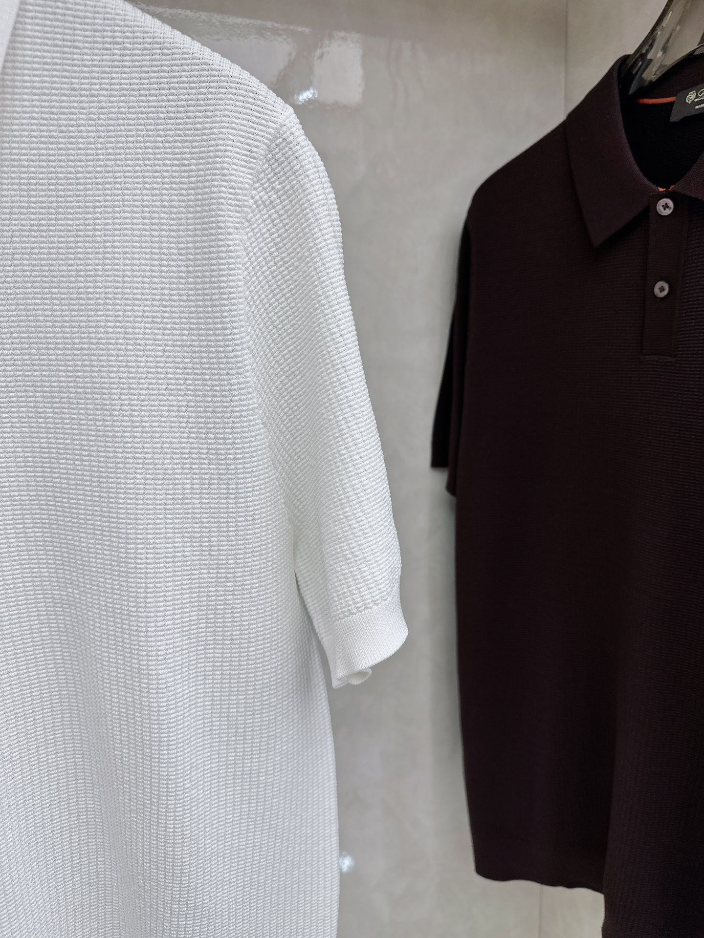 Loro piana 针织翻领Polo衫，意大利工艺镌刻的优雅时尚，优质的材质是时尚的基石。这款Polo