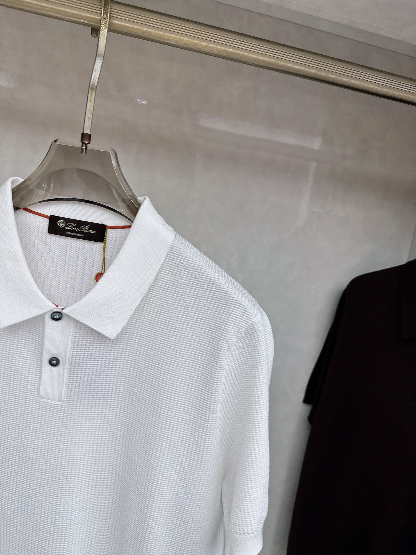 Loro piana 针织翻领Polo衫，意大利工艺镌刻的优雅时尚，优质的材质是时尚的基石。这款Polo