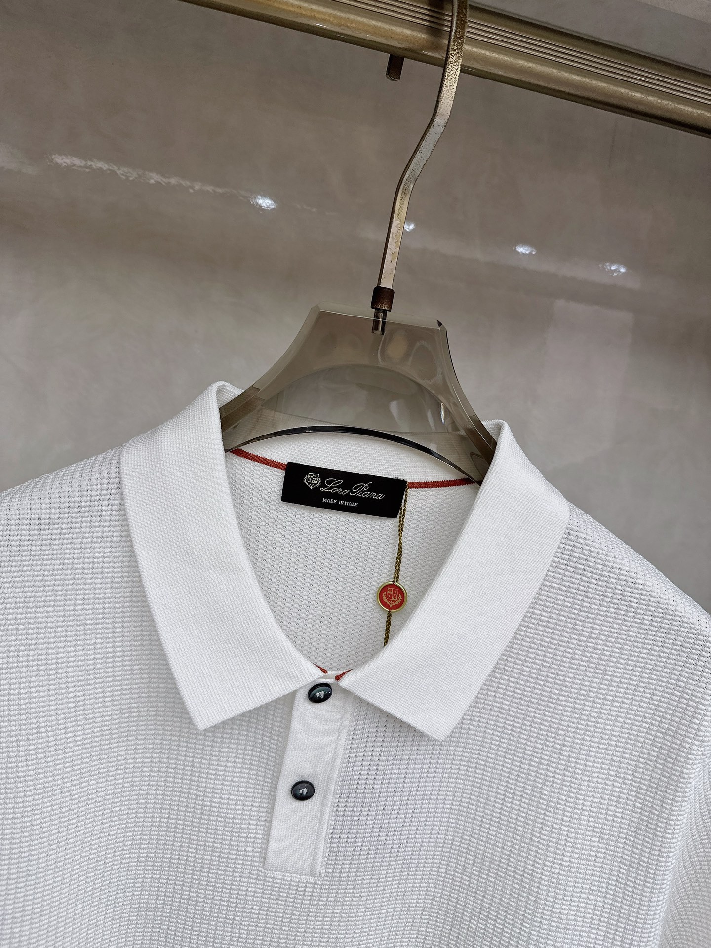 Loro piana 针织翻领Polo衫，意大利工艺镌刻的优雅时尚，优质的材质是时尚的基石。这款Polo