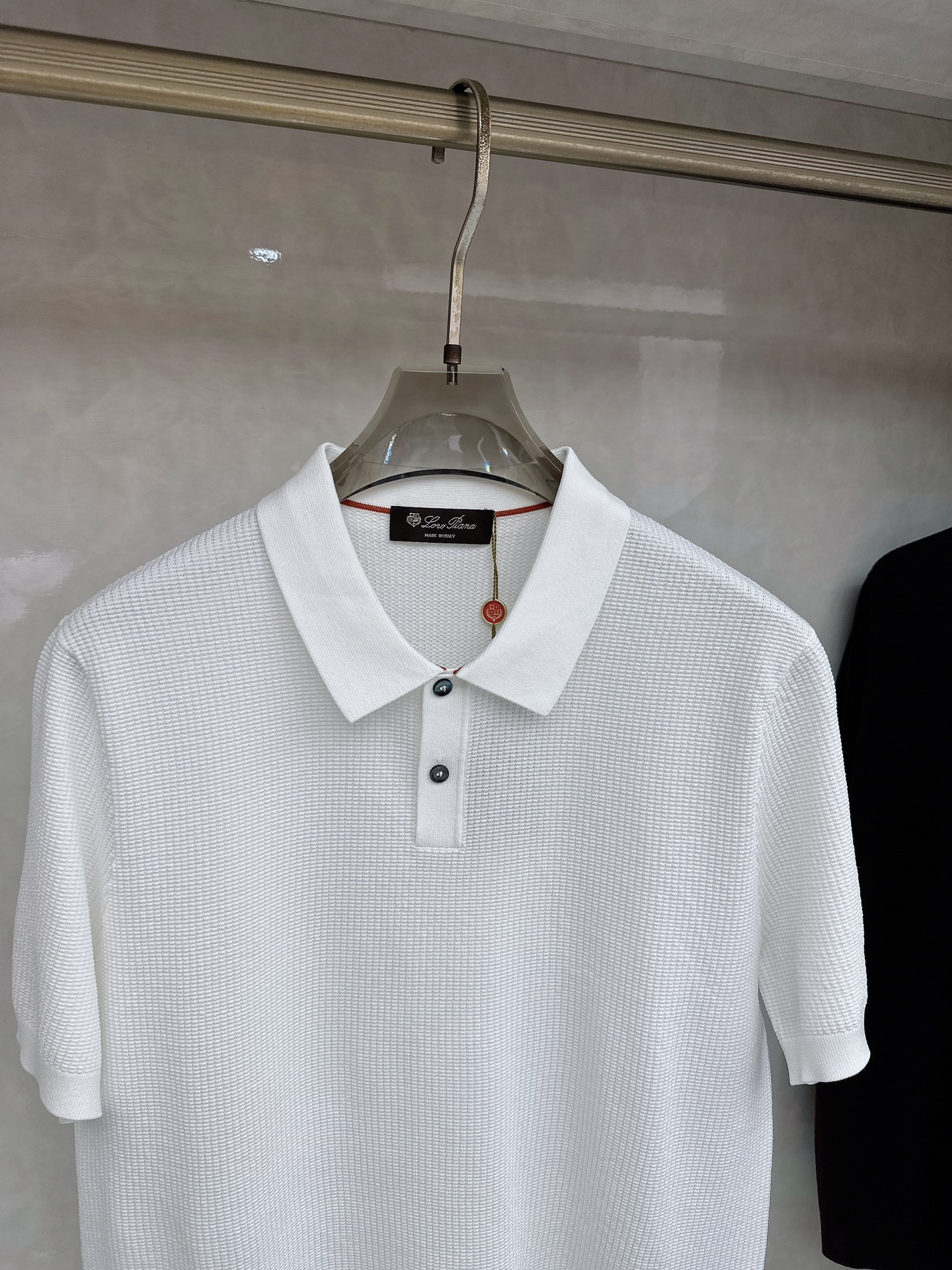 Loro piana 针织翻领Polo衫，意大利工艺镌刻的优雅时尚，优质的材质是时尚的基石。这款Polo