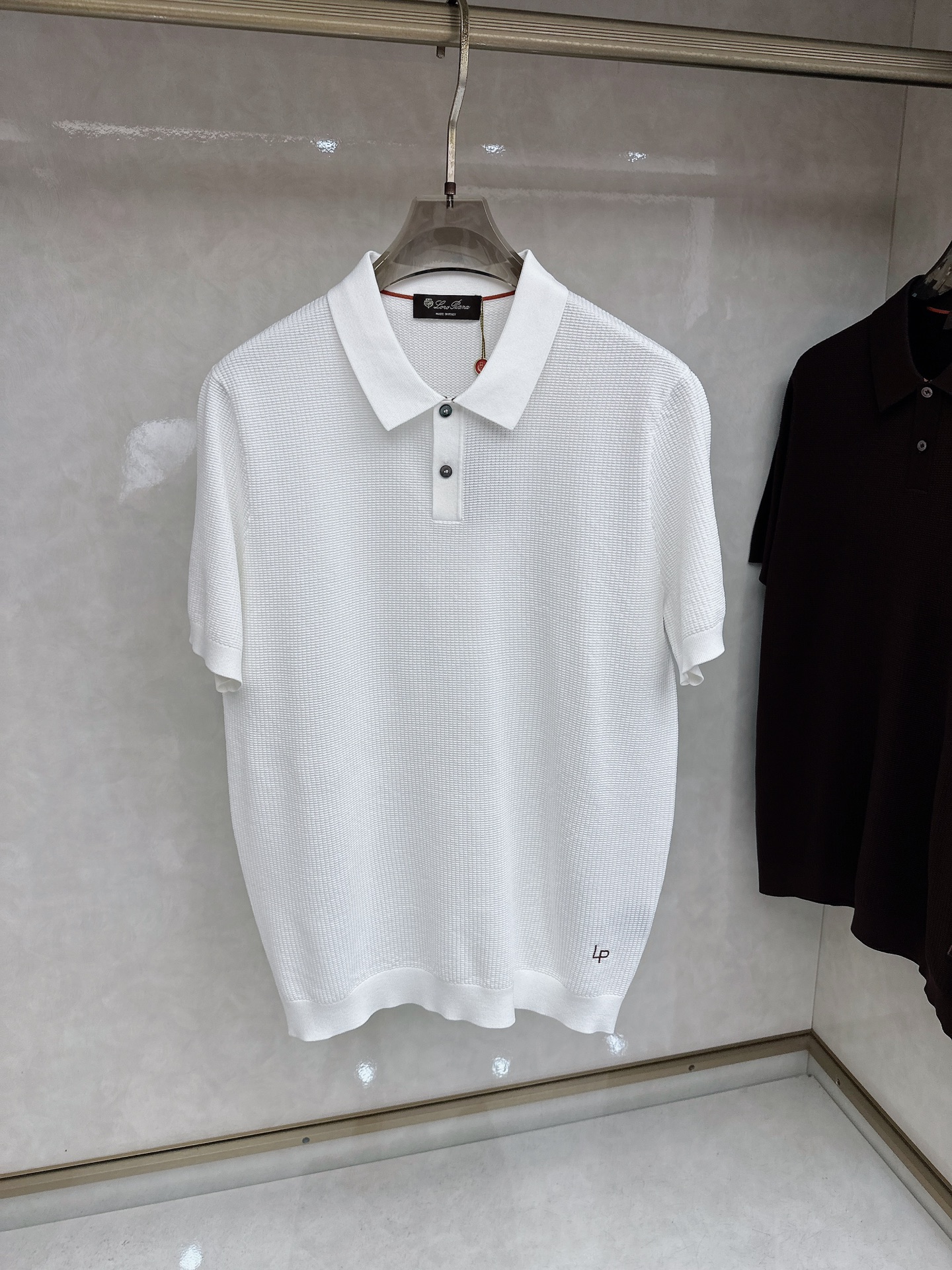 Loro piana 针织翻领Polo衫，意大利工艺镌刻的优雅时尚，优质的材质是时尚的基石。这款Polo