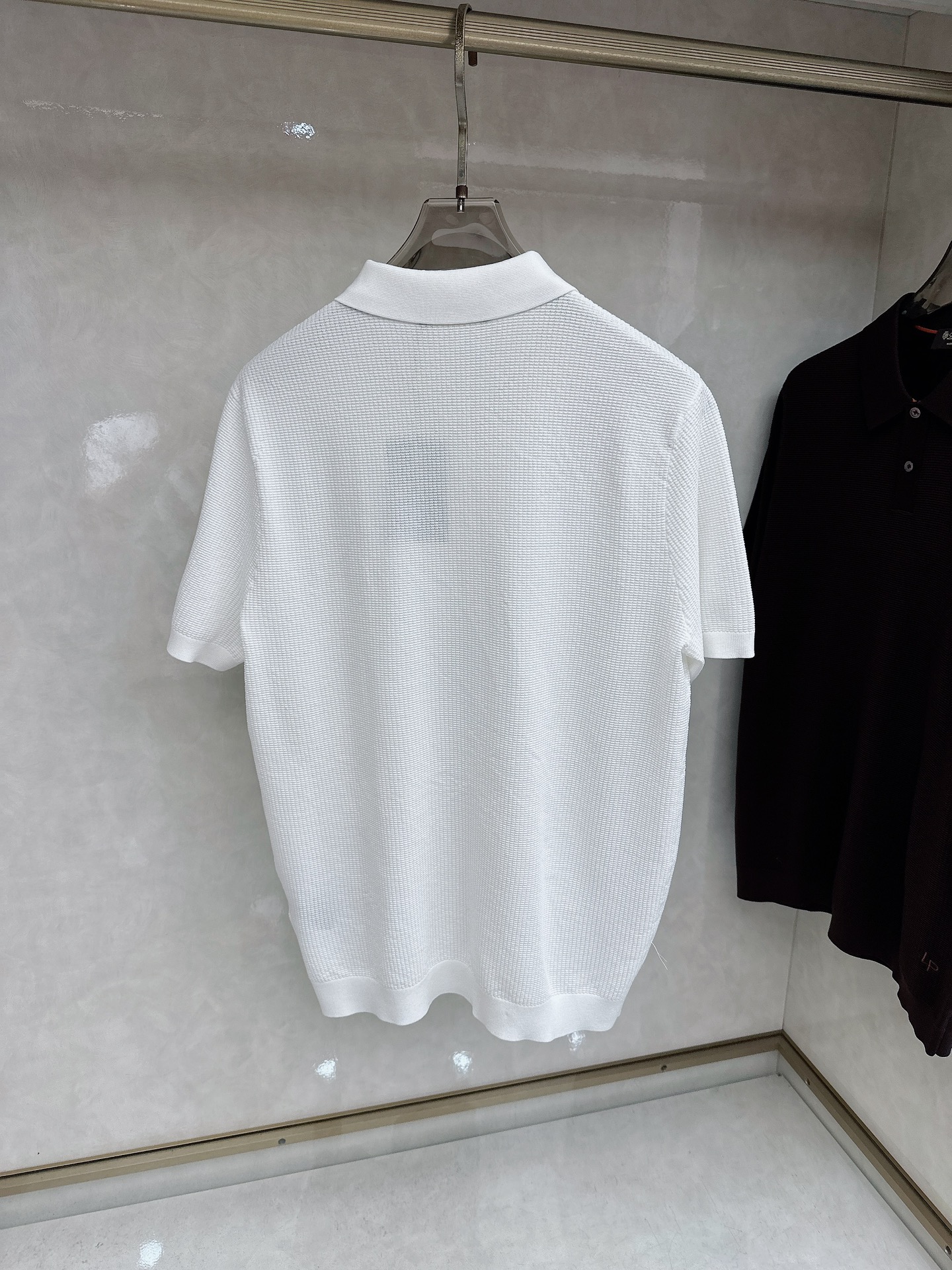 Loro piana 针织翻领Polo衫，意大利工艺镌刻的优雅时尚，优质的材质是时尚的基石。这款Polo