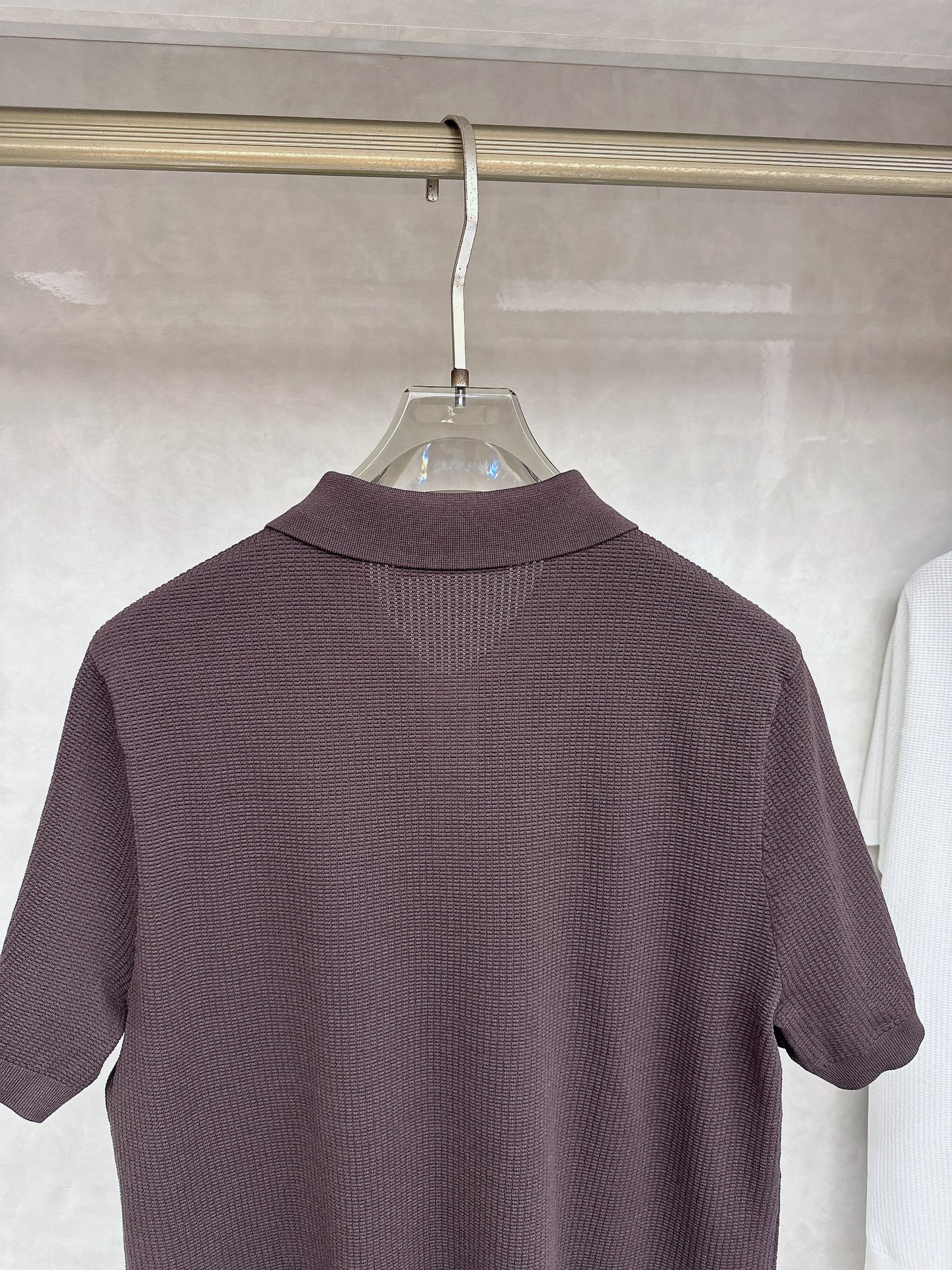 Loro piana 针织翻领Polo衫，意大利工艺镌刻的优雅时尚，优质的材质是时尚的基石。这款Polo
