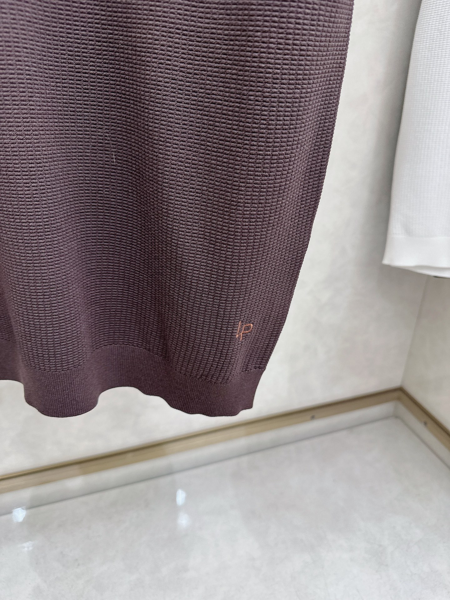 Loro piana 针织翻领Polo衫，意大利工艺镌刻的优雅时尚，优质的材质是时尚的基石。这款Polo