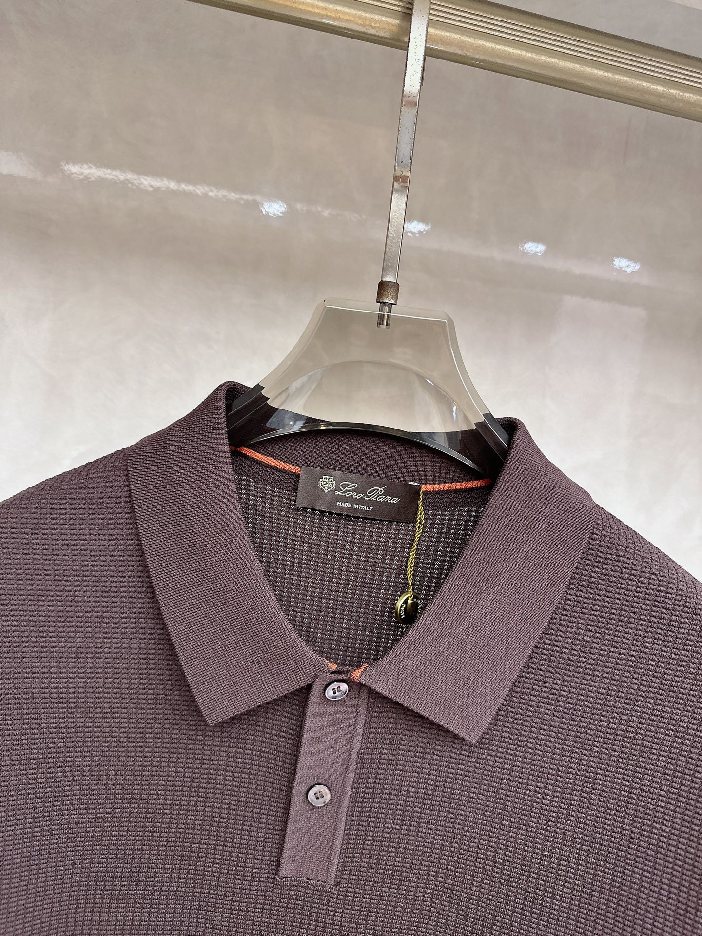 Loro piana 针织翻领Polo衫，意大利工艺镌刻的优雅时尚，优质的材质是时尚的基石。这款Polo