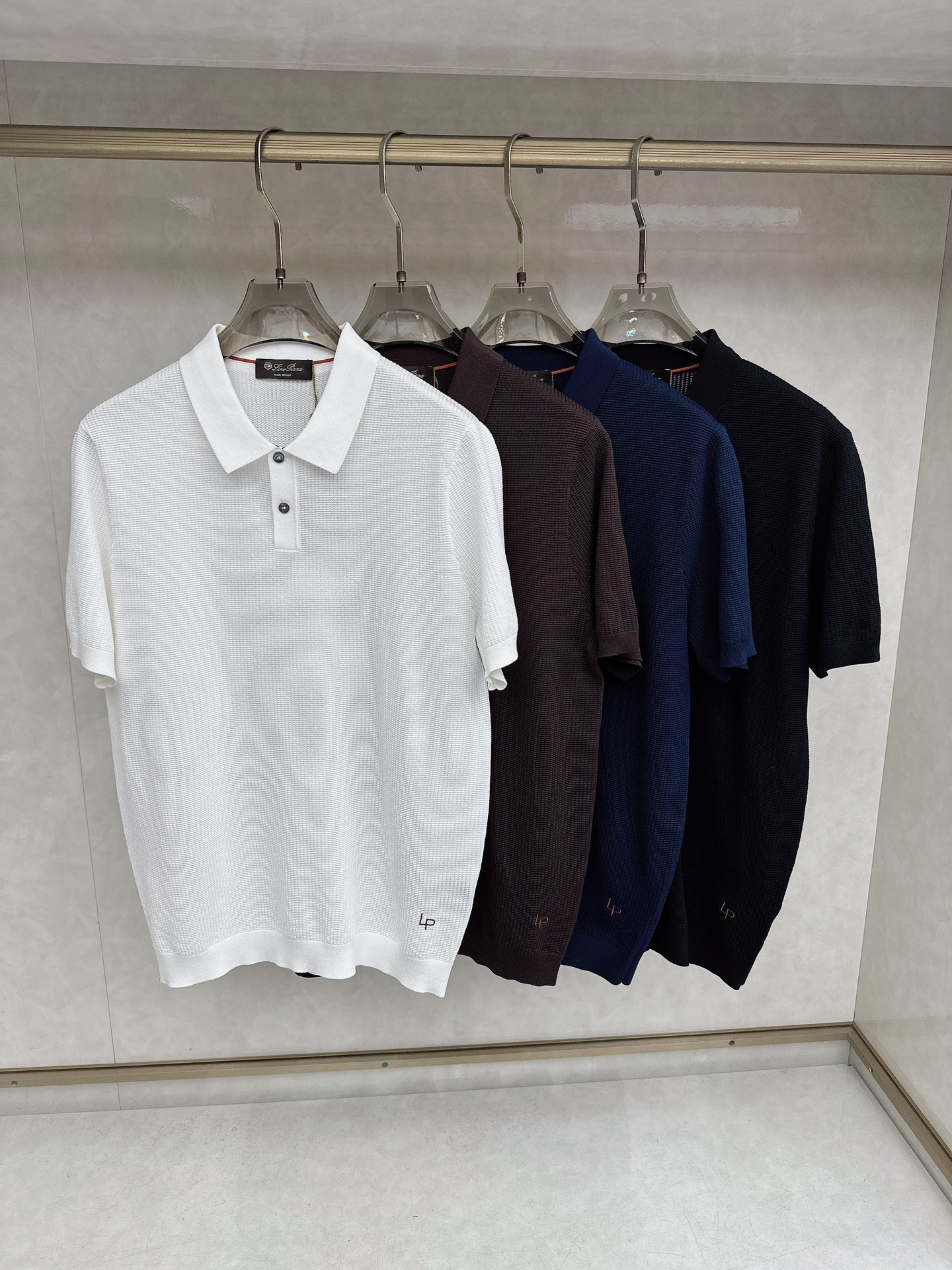 Loro piana 针织翻领Polo衫，意大利工艺镌刻的优雅时尚，优质的材质是时尚的基石。这款Polo