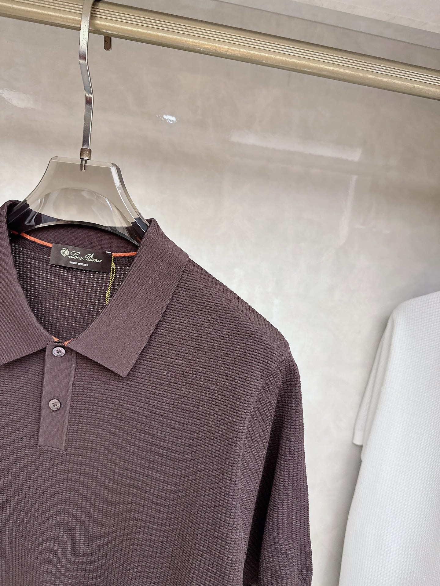 Loro piana 针织翻领Polo衫，意大利工艺镌刻的优雅时尚，优质的材质是时尚的基石。这款Polo