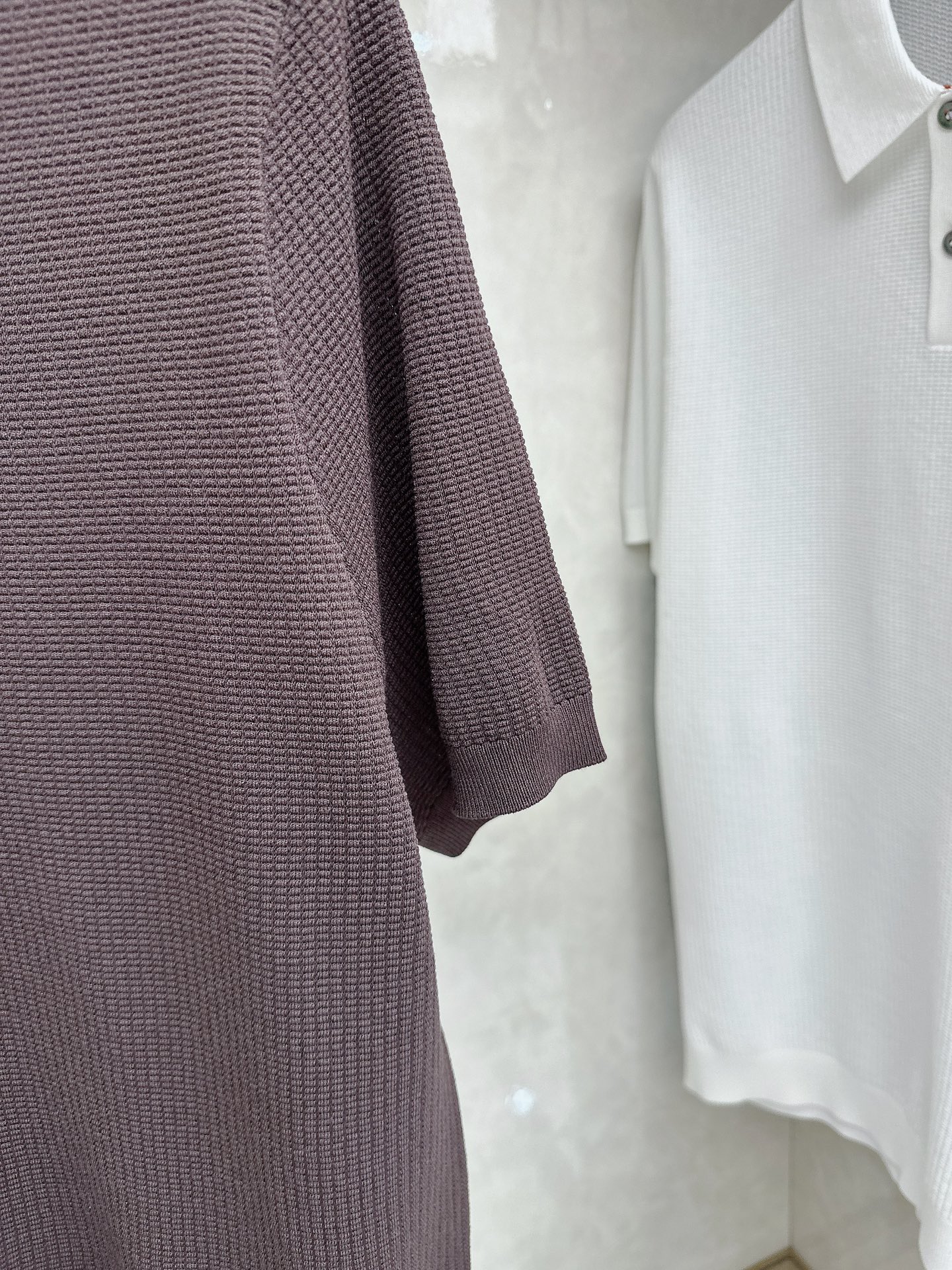 Loro piana 针织翻领Polo衫，意大利工艺镌刻的优雅时尚，优质的材质是时尚的基石。这款Polo
