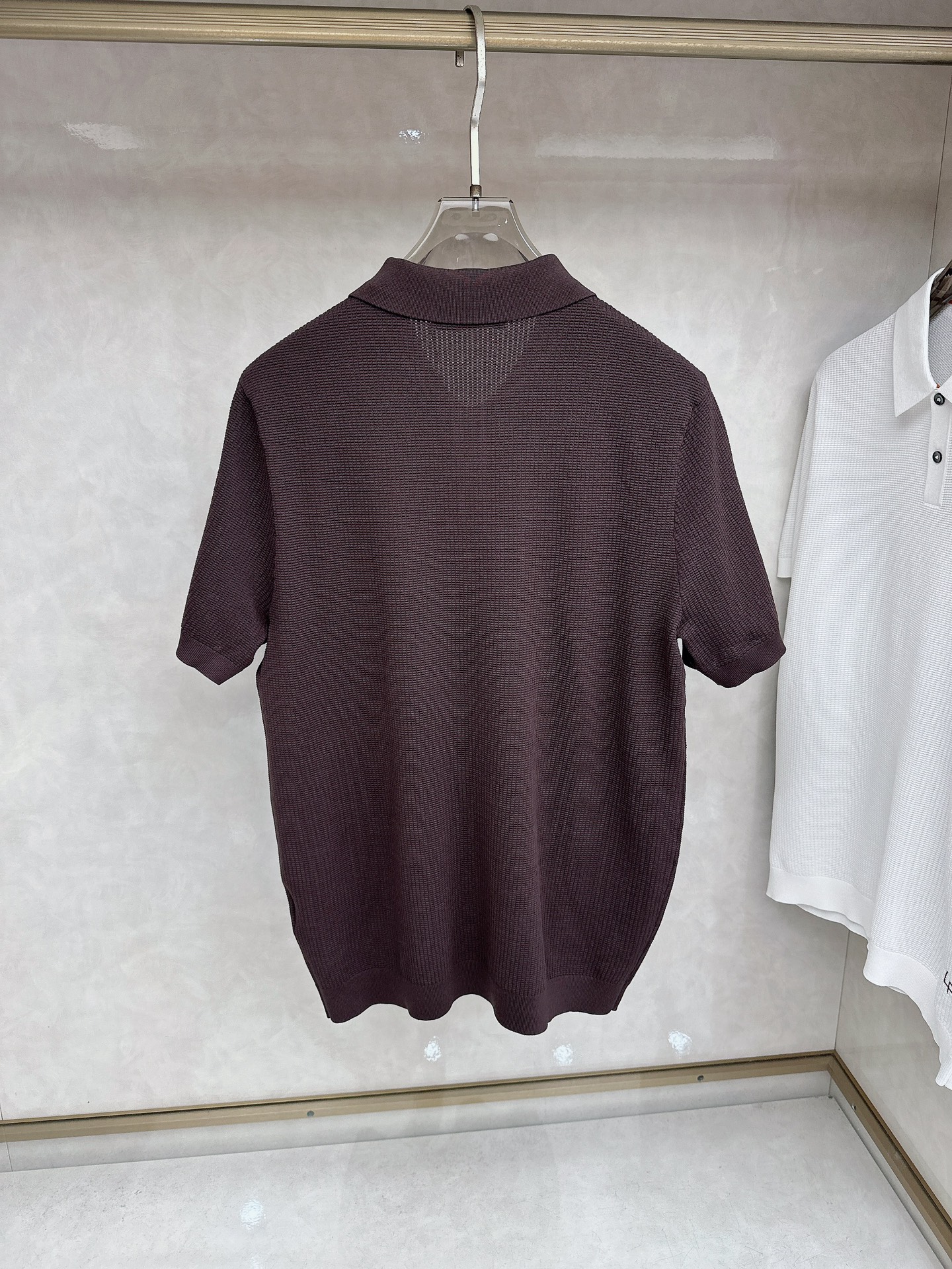 Loro piana 针织翻领Polo衫，意大利工艺镌刻的优雅时尚，优质的材质是时尚的基石。这款Polo