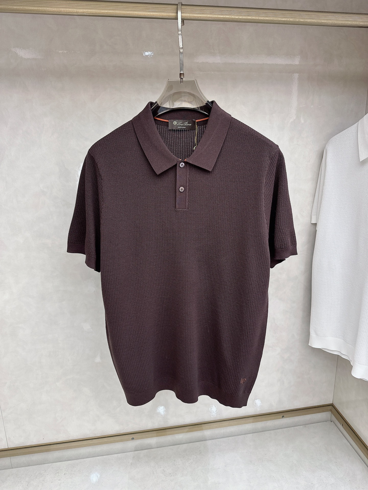 Loro piana 针织翻领Polo衫，意大利工艺镌刻的优雅时尚，优质的材质是时尚的基石。这款Polo