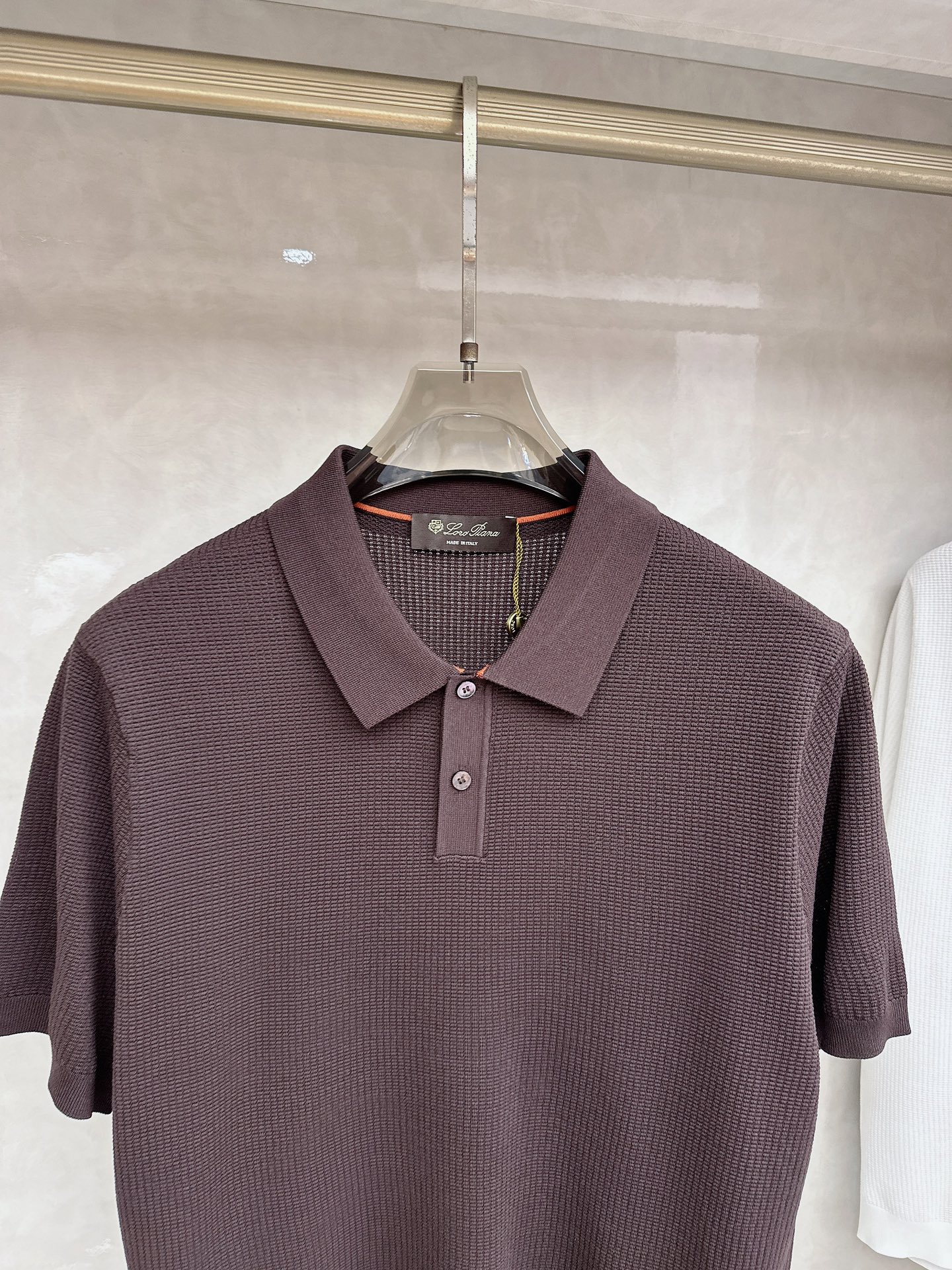 Loro piana 针织翻领Polo衫，意大利工艺镌刻的优雅时尚，优质的材质是时尚的基石。这款Polo